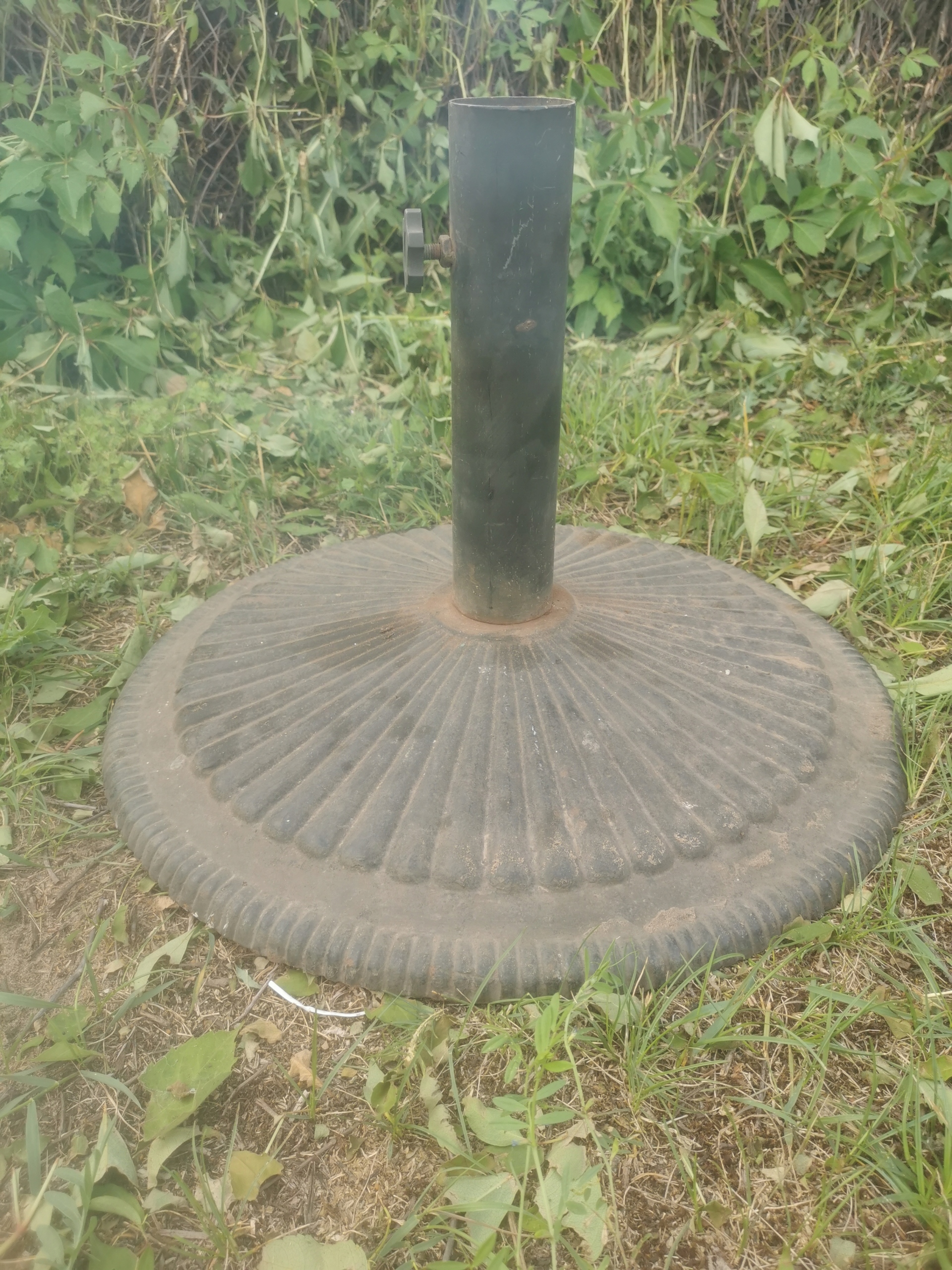 DUŻY ŻELIWNY STOJAK POD PARASOL OGRODOWY PODSTAWA OGRODOWA DO PARASOLA 17KG