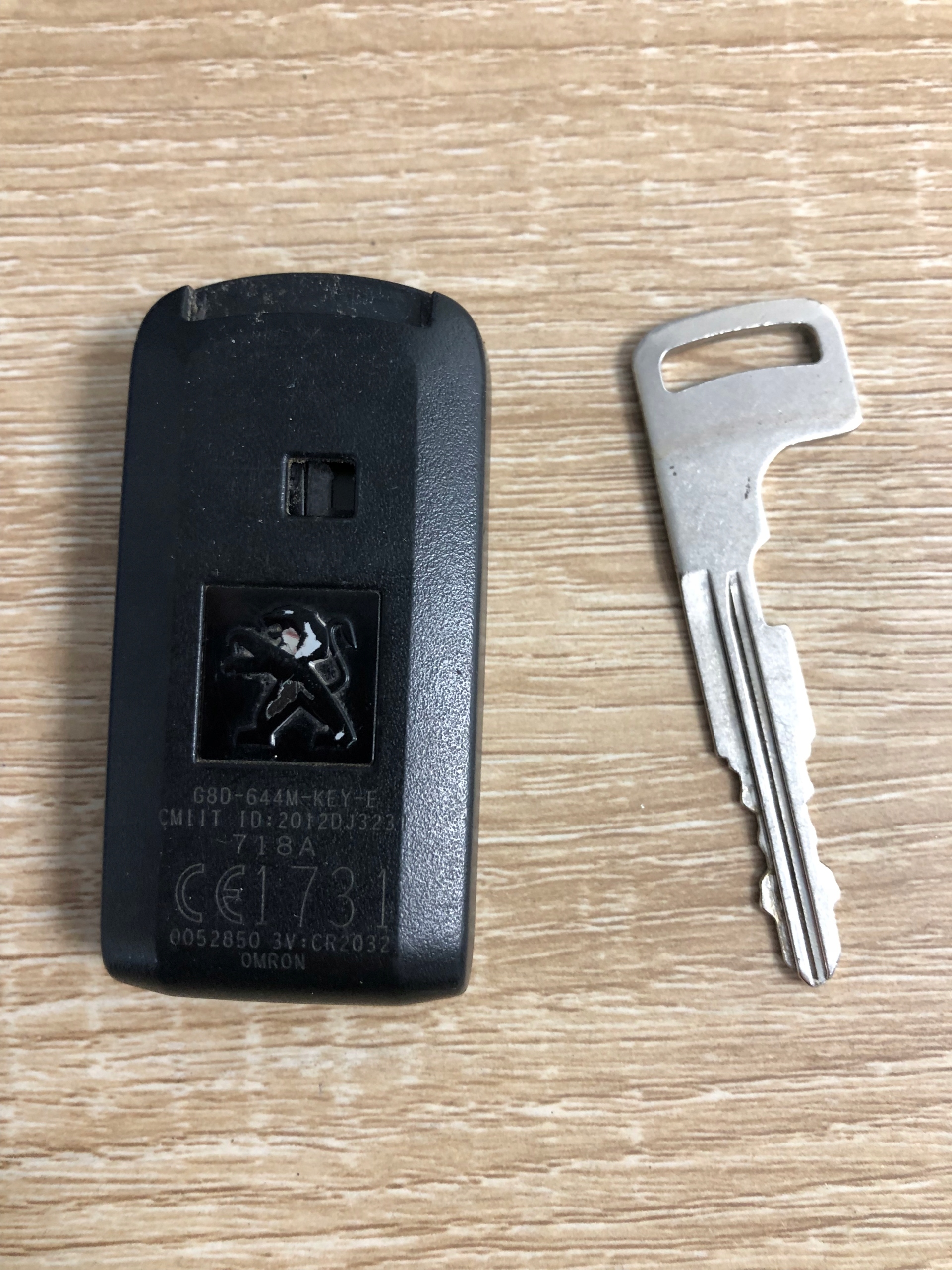 KLUCZYK PILOT PEUGEOT G8D-644M-KEY-E Producent części Peugeot OE