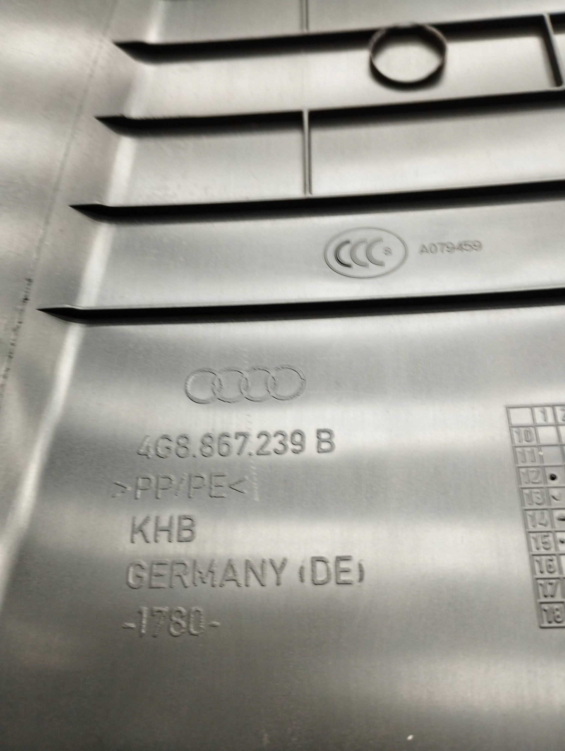 Audi A7 4G kryt SLUPKA levá PRAHU 4G8867767A KPL