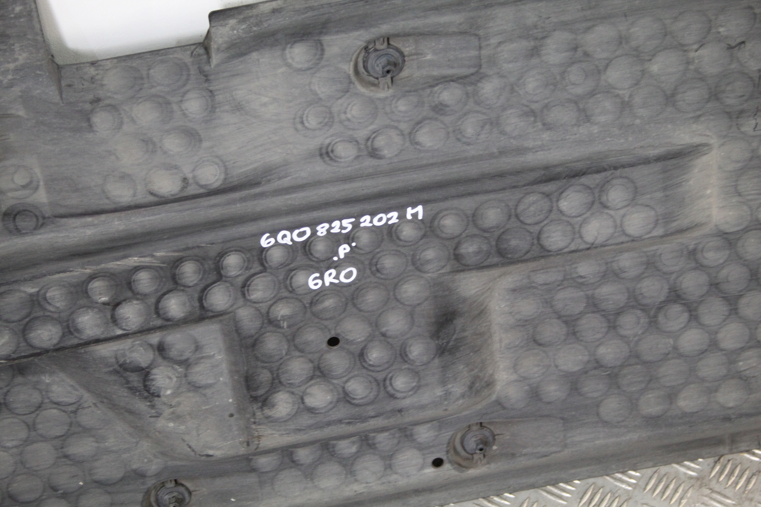 cover chassis right VW POLO V 6R0 6Q0825202M