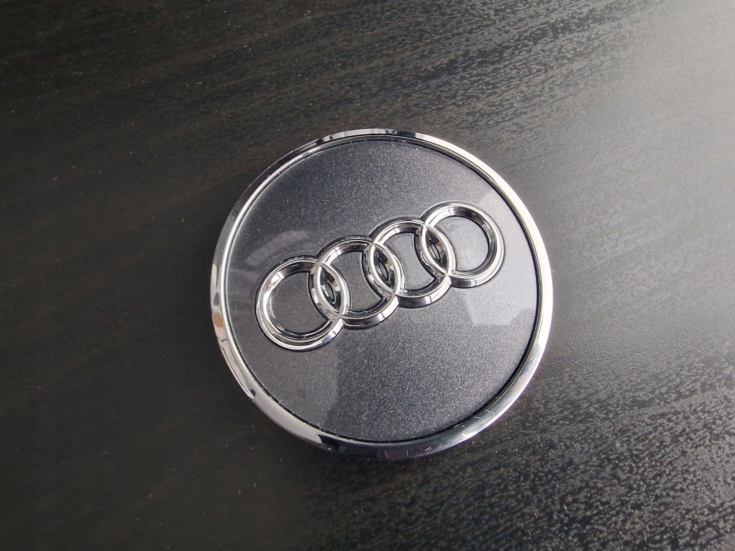 FABRYCZNIE NOWE Oryginalne Dekielki Audi 61MM 8W0 Emblemat marki Audi
