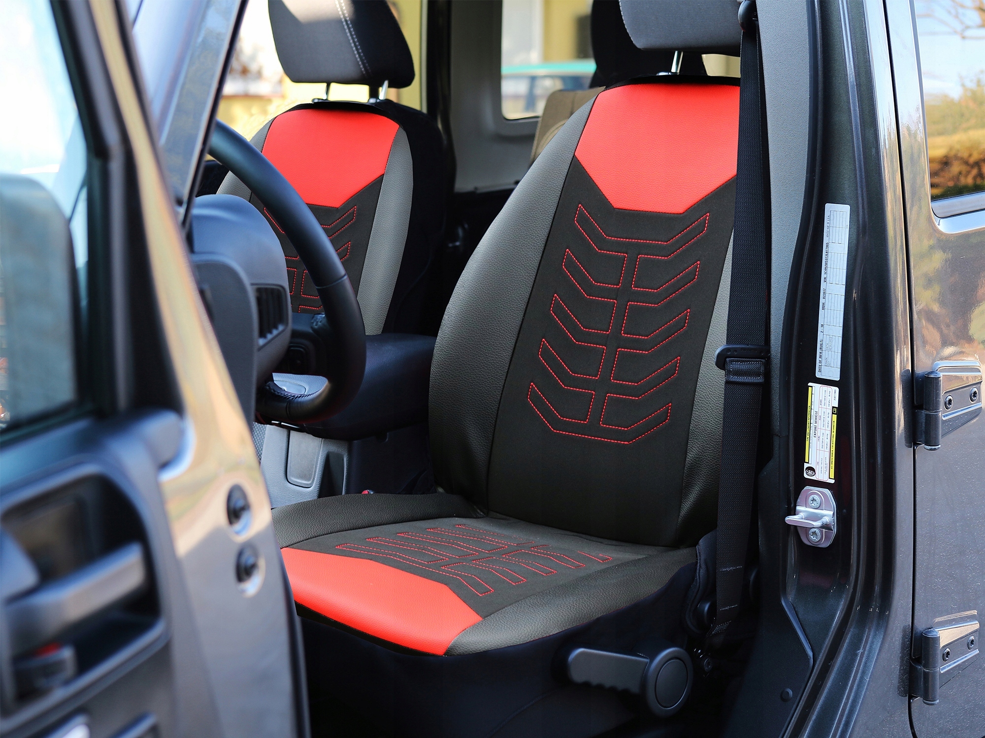 GRUBE POKROWCE Z HAFTEM NA FOTELE SAMOCHODOWE do Mazda 2 III (2015-...) Rodzaj Uniwersalne