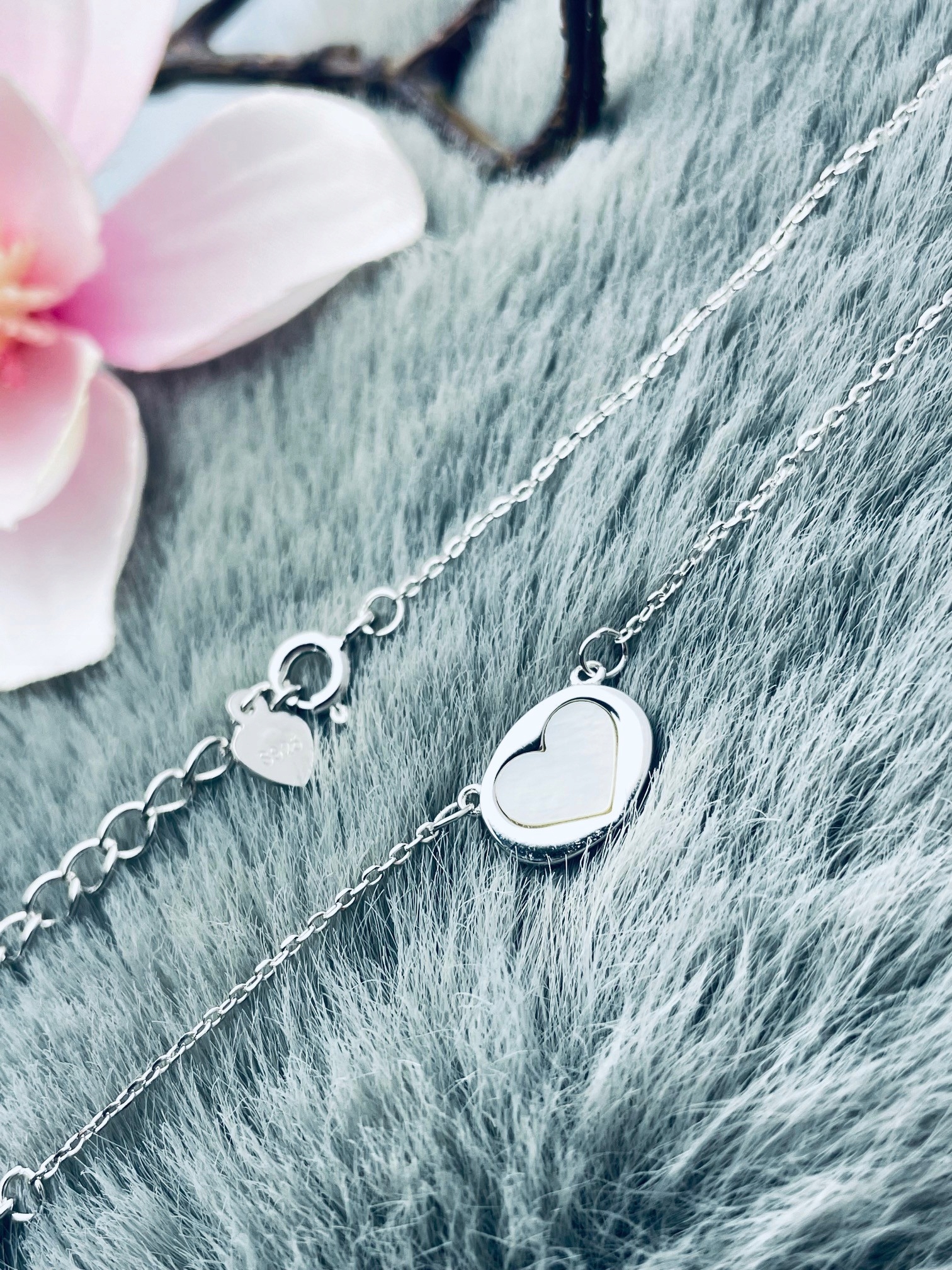 Stříbrný náhrdelník se zirkonovým srdcem a perleťovou hmotou