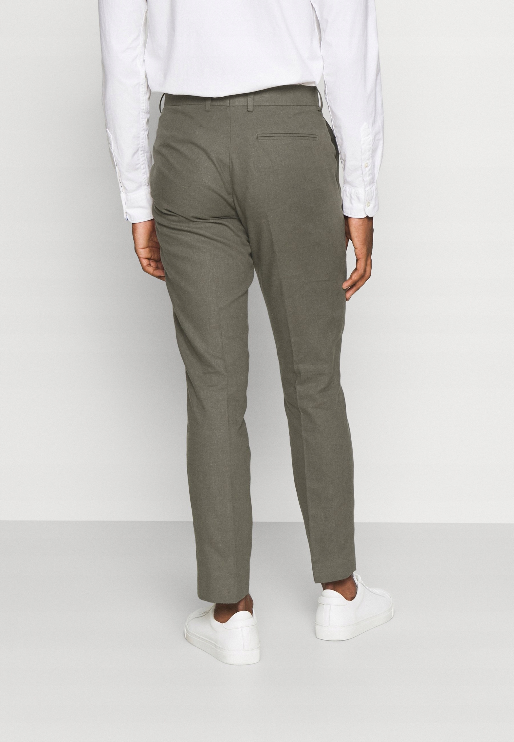 Garnitur z dodatkiem lnu Isaac Dewhirst 48 Fason regular