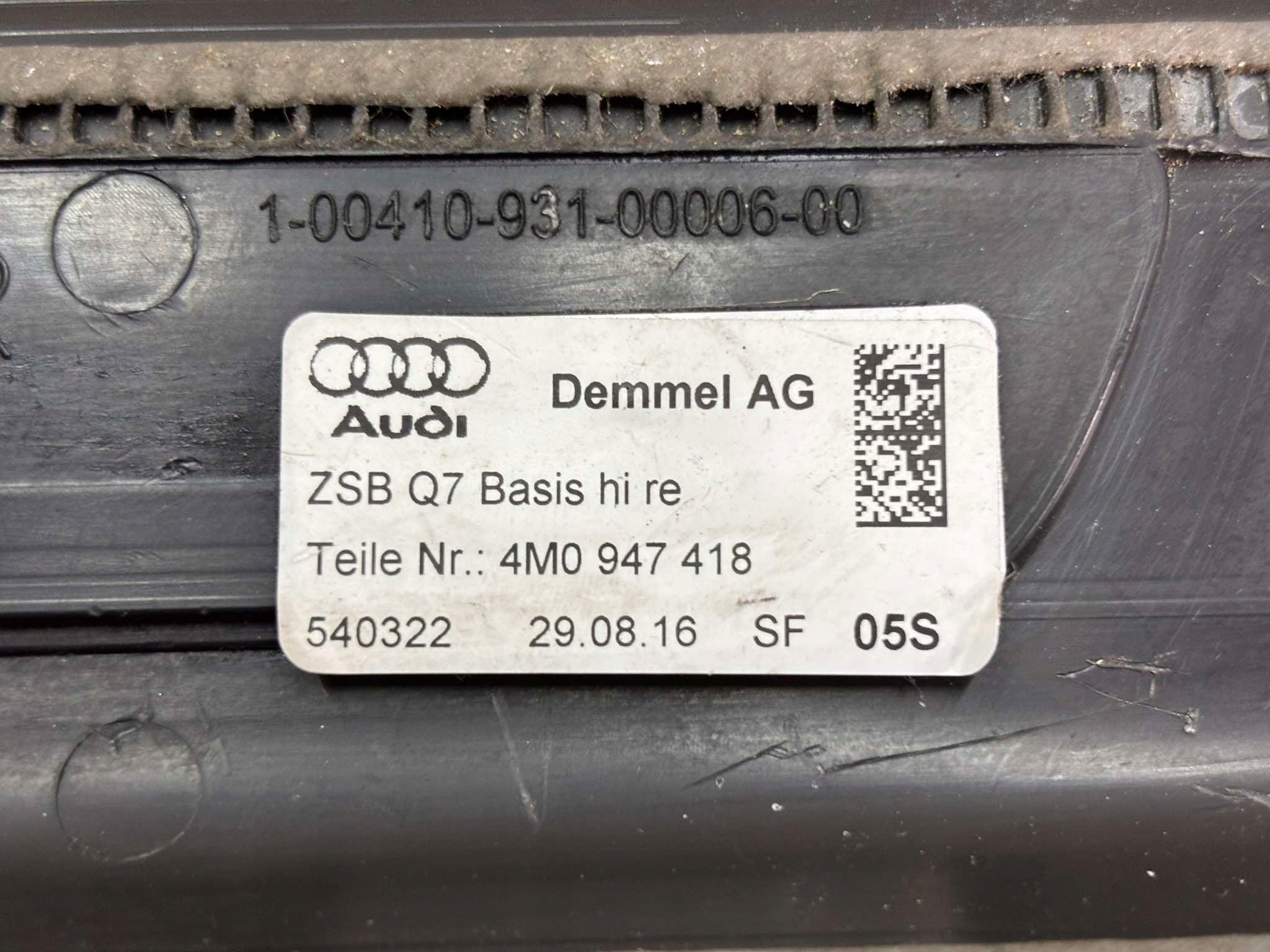 Couverture Jupes Droite Arrière AUDI Q7 4M 4M0947418