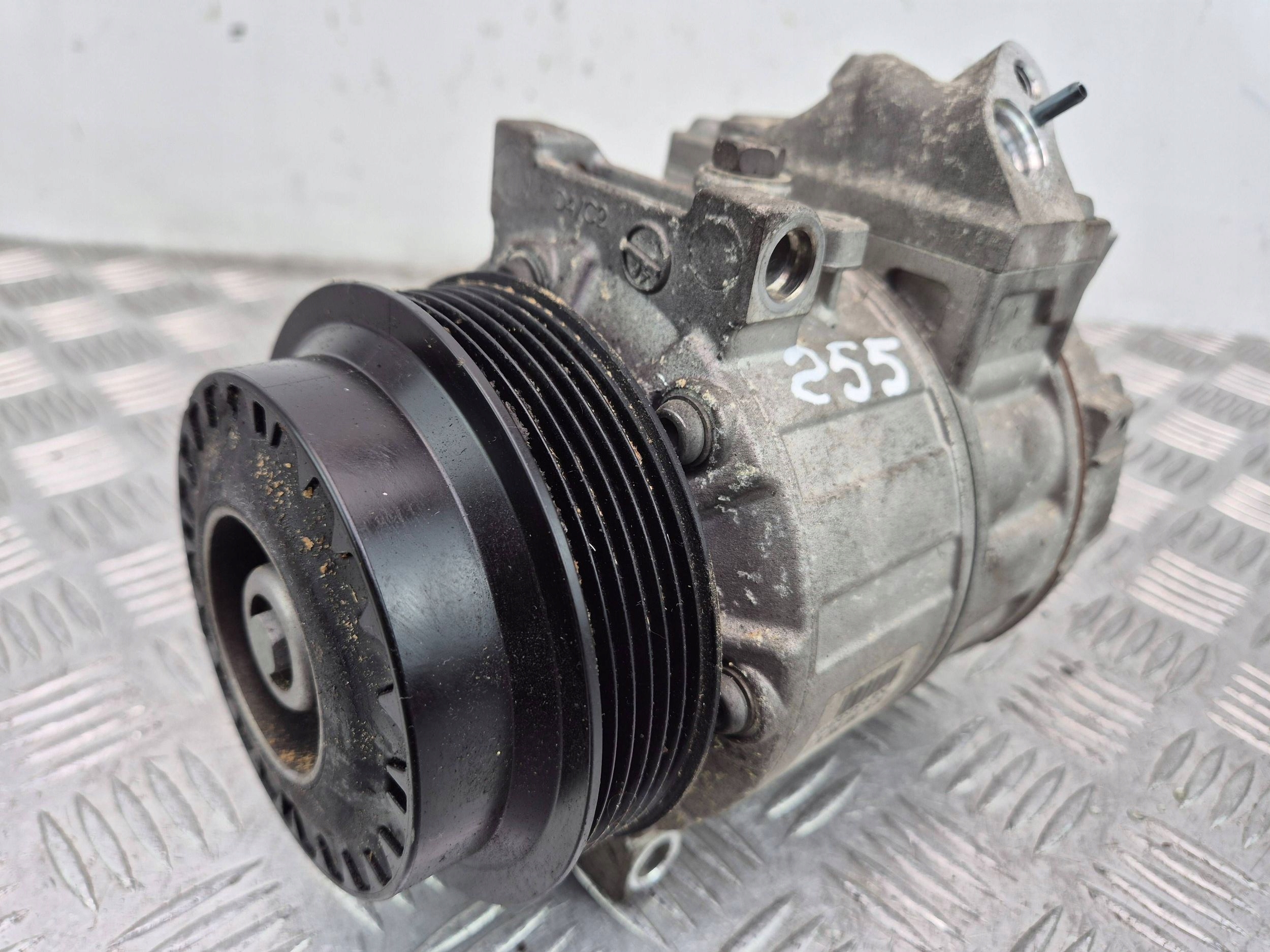 Mercedes C200 CGI W204 compressor; compressor of the air conditioning A0008307800