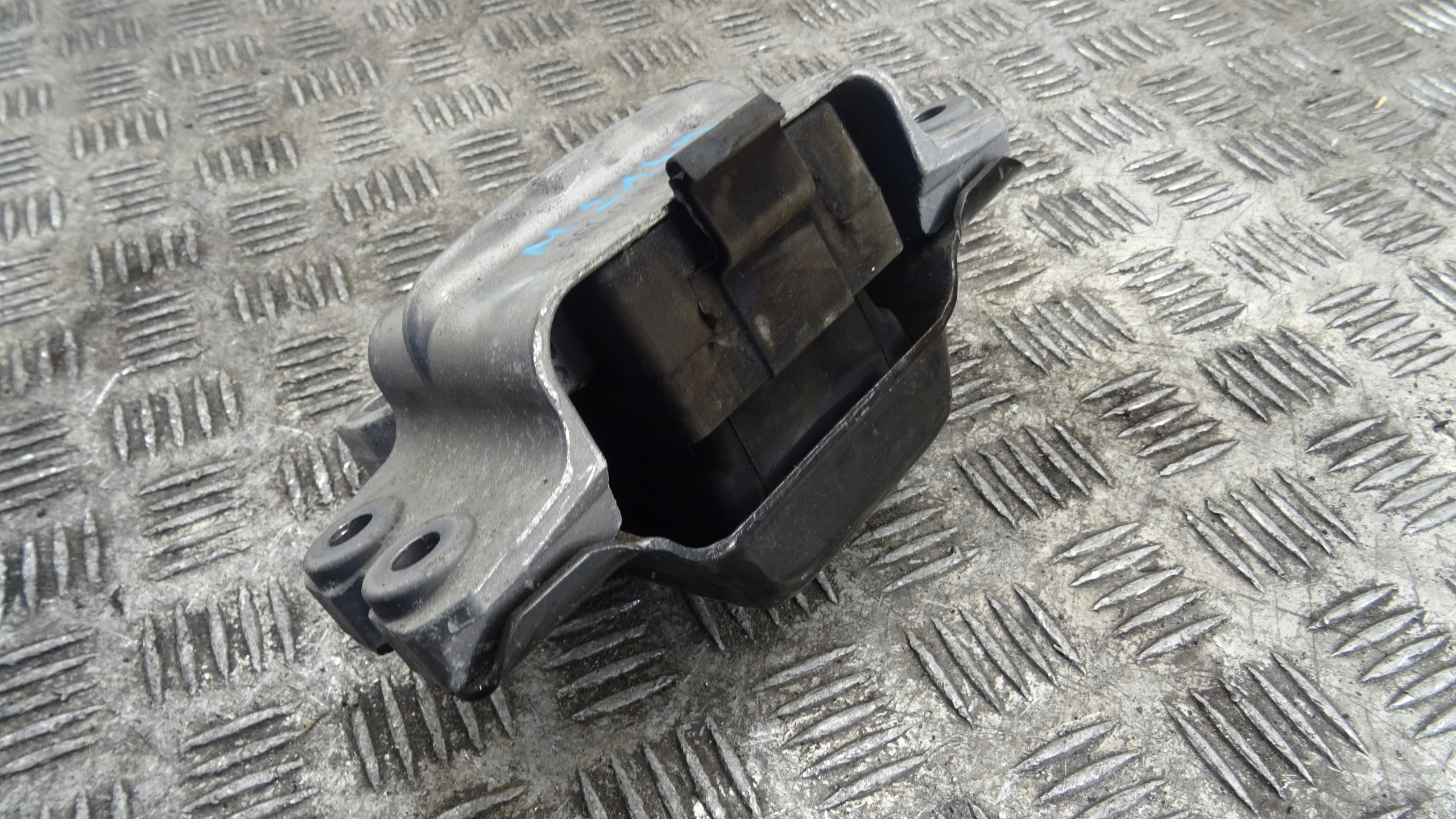 Volkswagen OE 1K0199555L gearbox mounting