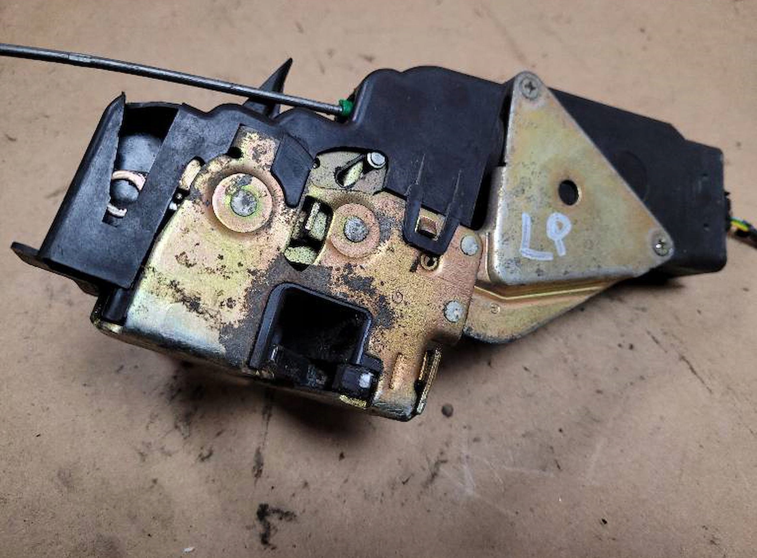 ZAMEK LEWY PRZÓD DRZWI VOLVO V40