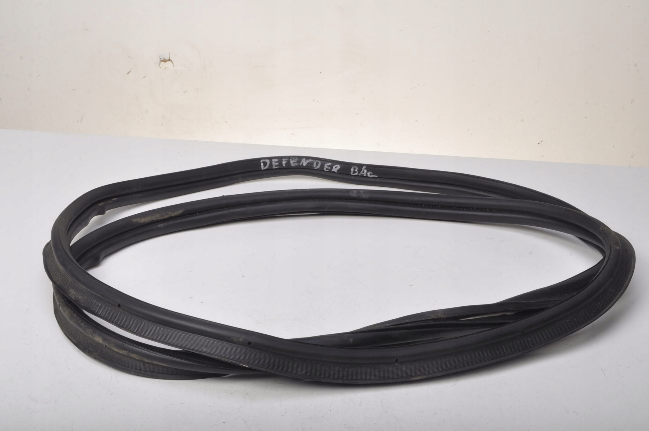 DEFENDER L663 USZCZELKA KLAPY BAGAŻNIKA 21R