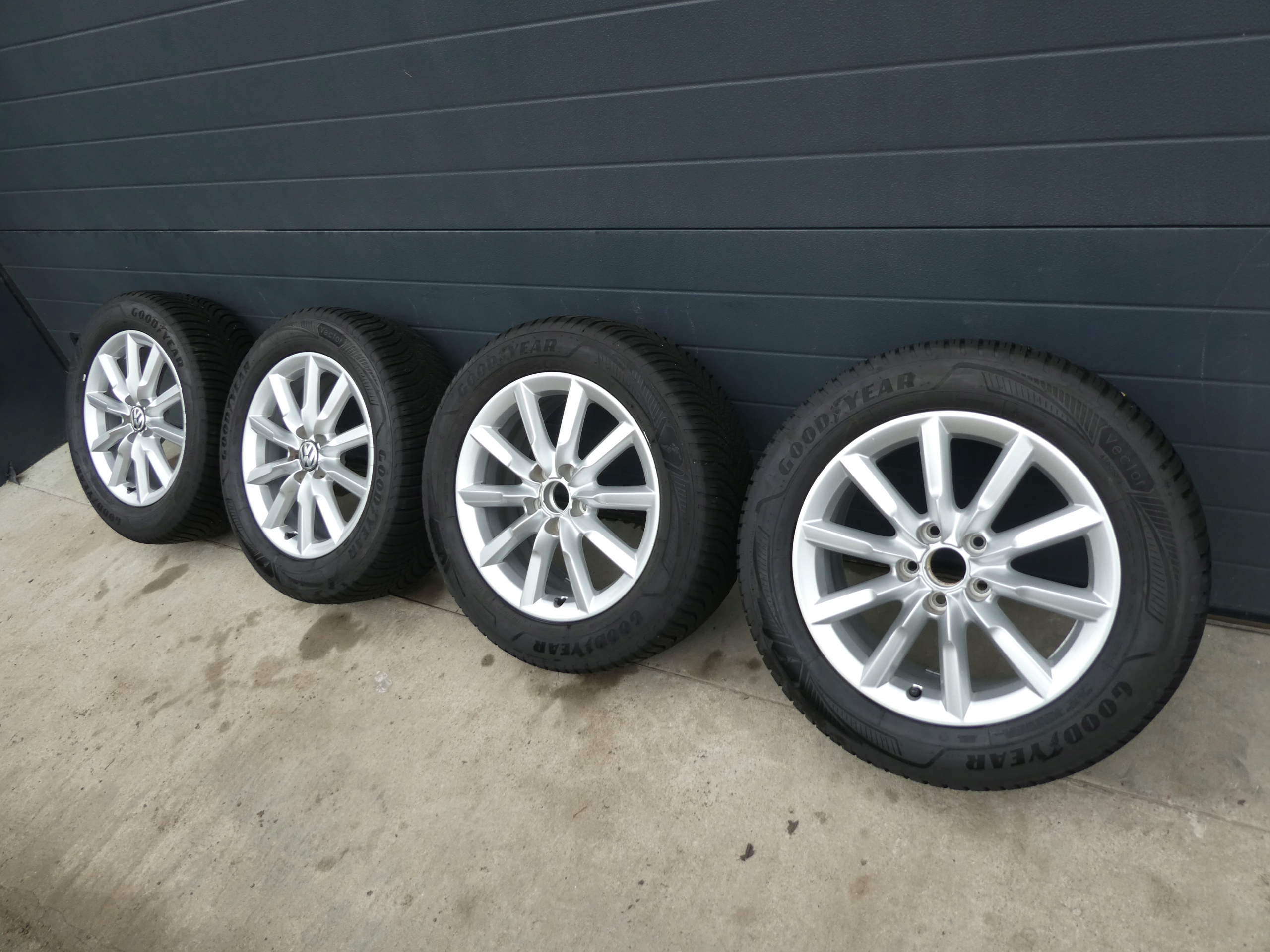 4X wheels discs tyres AUDI Q3 8U0 8U0601025S 2023R