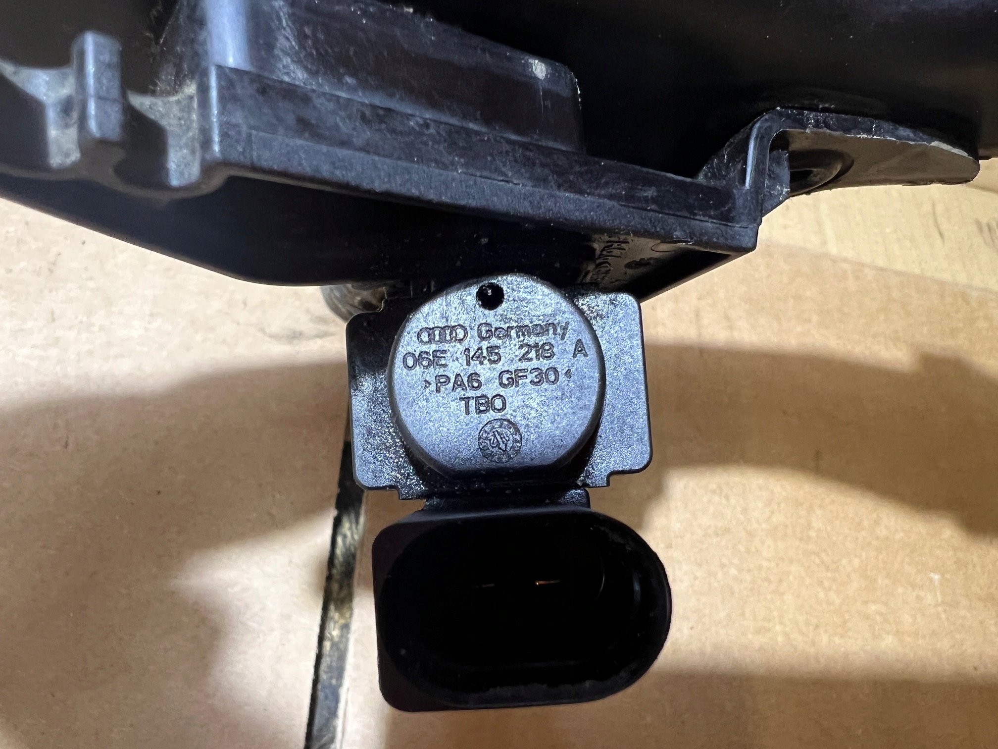 AUDI A8 D4 3.0 TFSI prijenos cijev MAGISTRALA vode 06E121045AK 06E145218A
