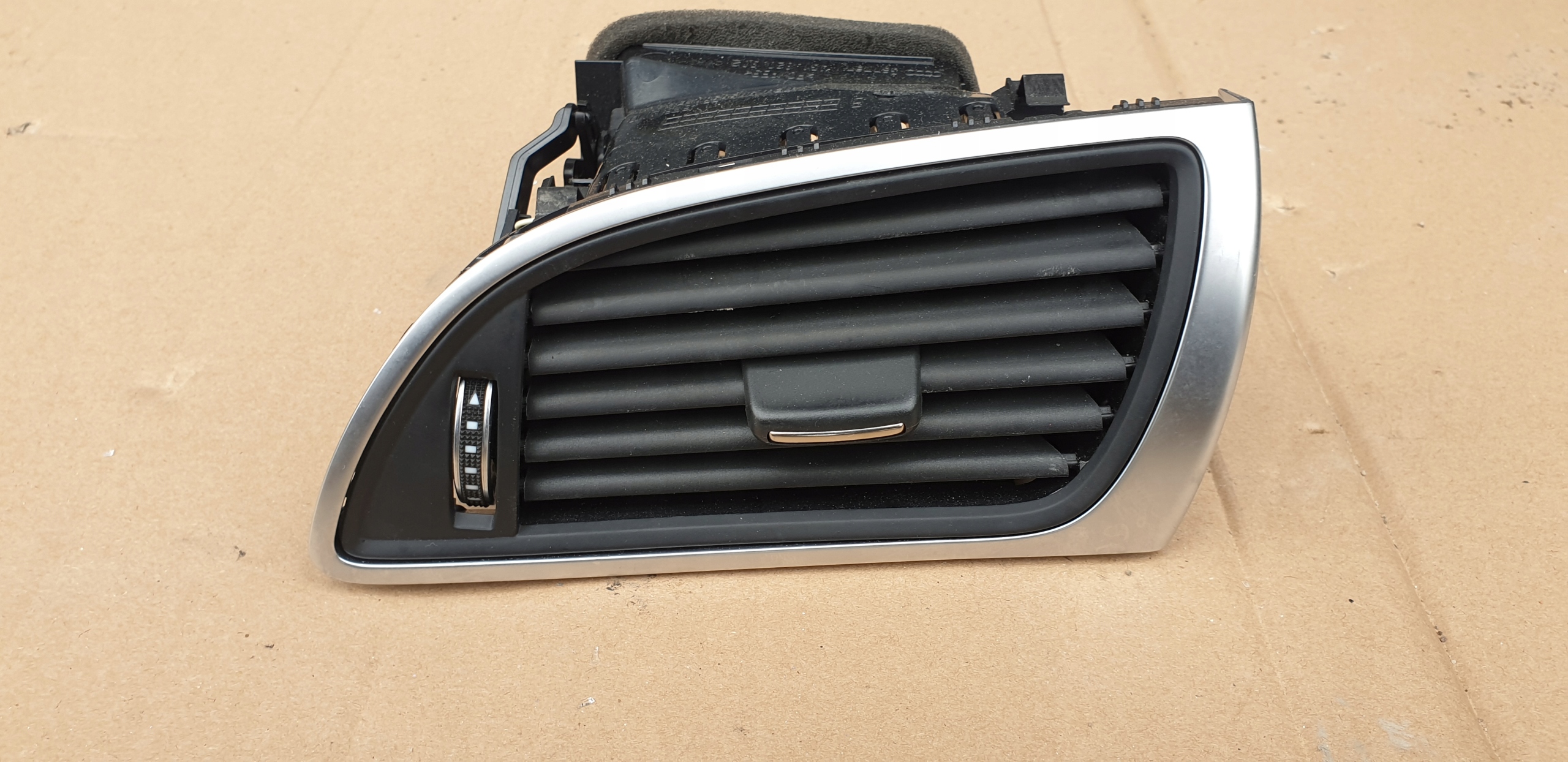 Права вентиляційна решітка AUDI A6 C7 4g1820902c