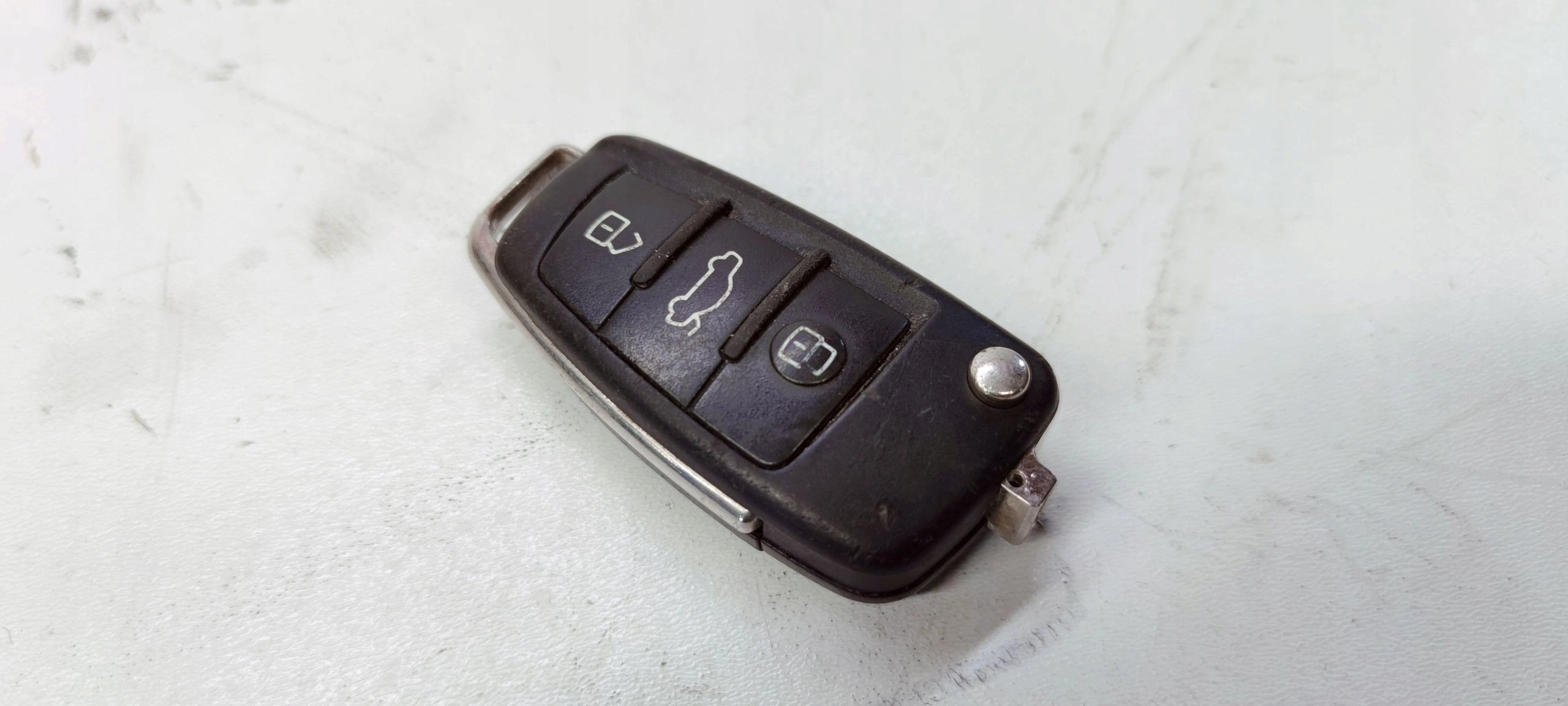 key PILOT SCYZORYK AUDI A3 8P 8P0837220D *45*