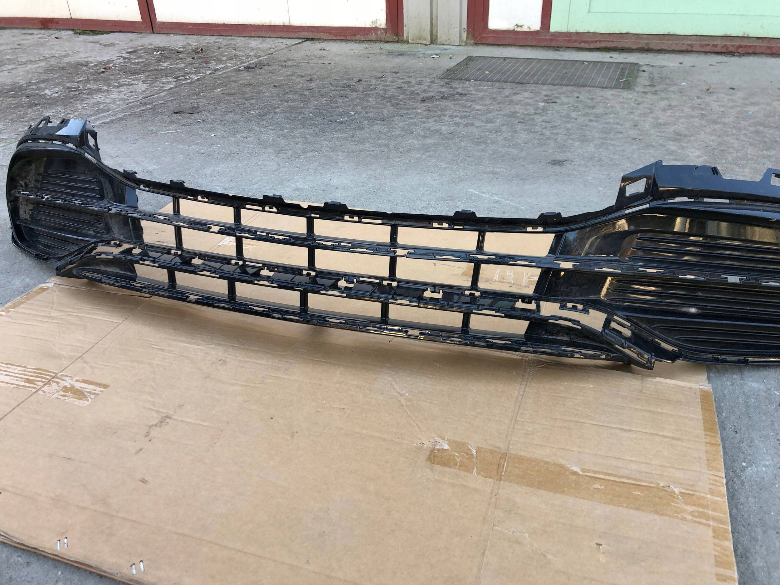 grid lower of a bumper front MERCEDES EQS V297 A2978854100