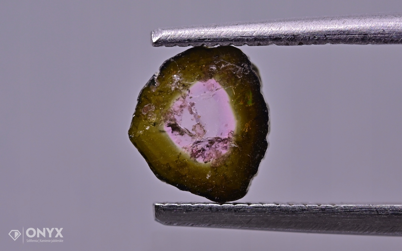 Turmalín nepravidelná destička 7x6 mm