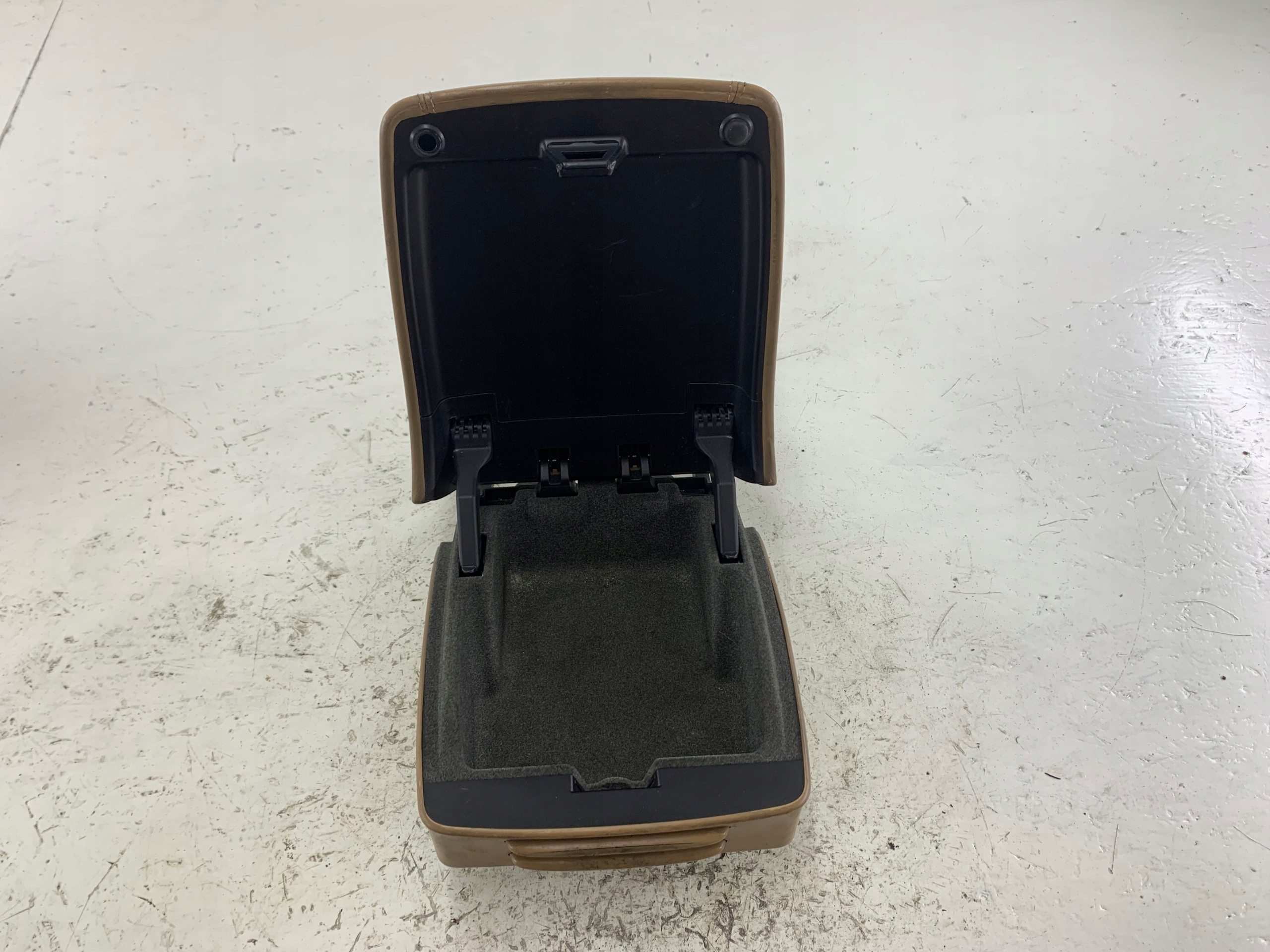 PORSCHE CAYENNE and armrest passenger compartment BRAZOWY