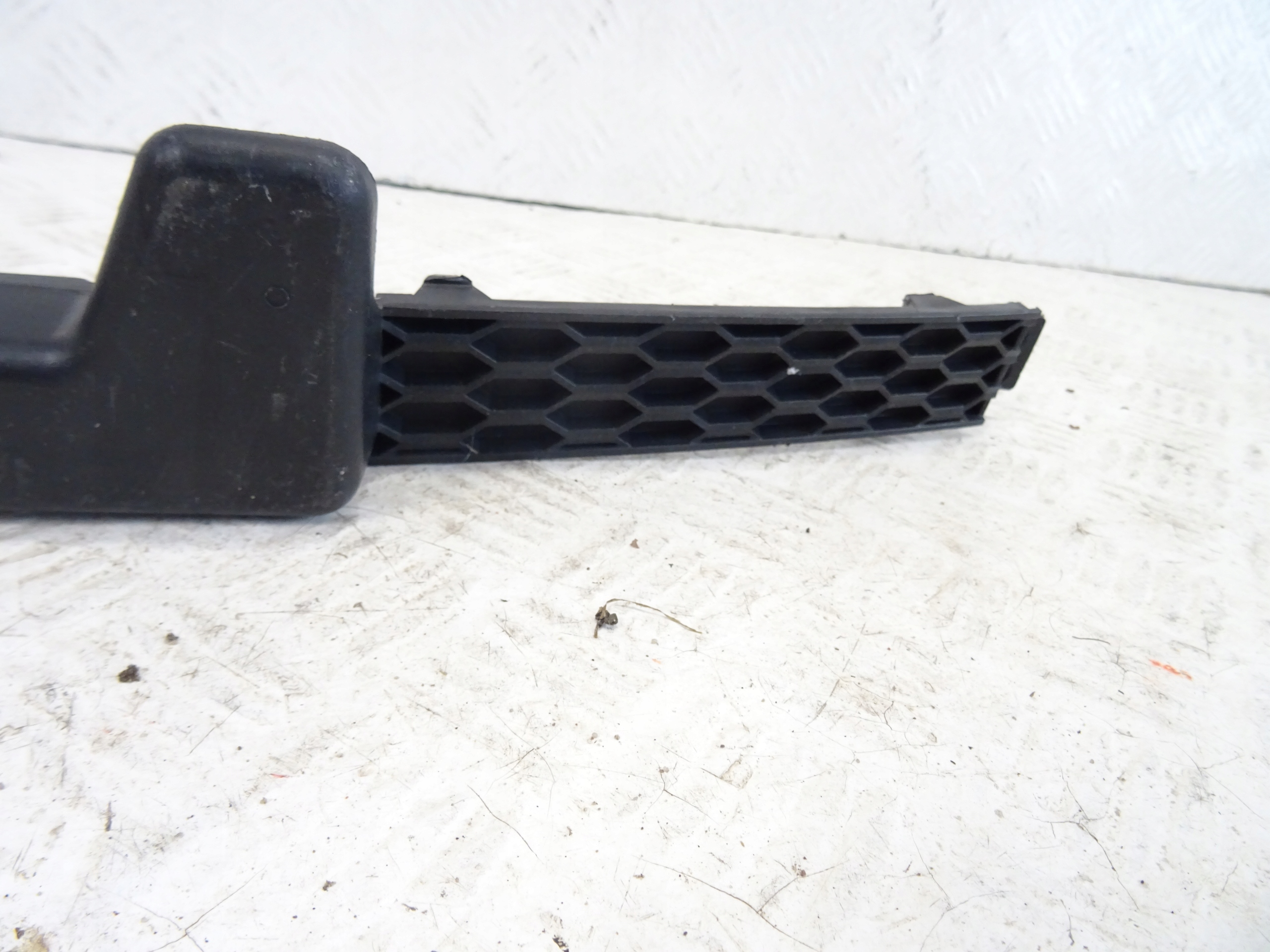 grid of a bumper front front HYUNDAI SANTA FE 86562-2W000