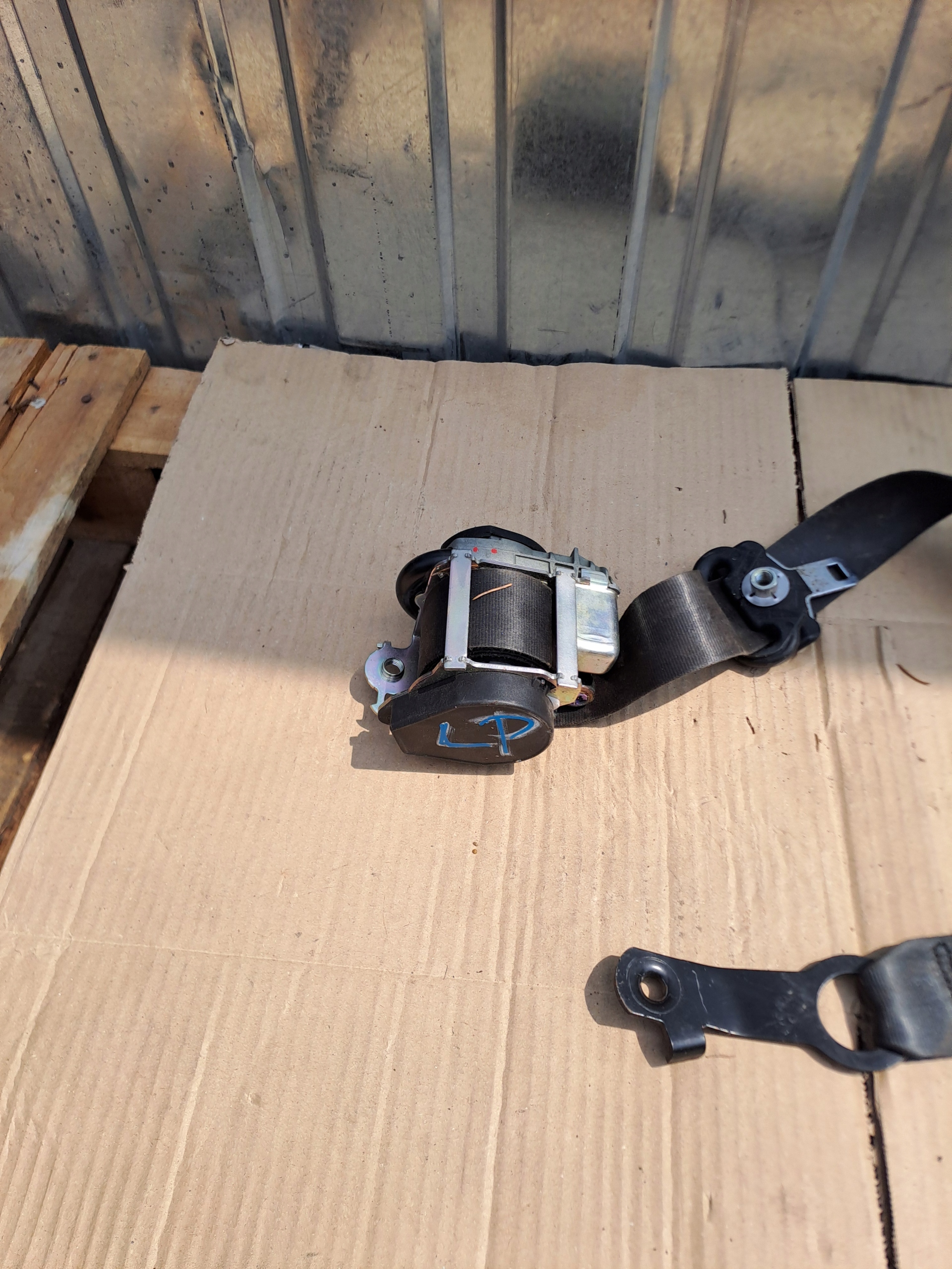 tension belt safety left front Nissan 86885JD00A