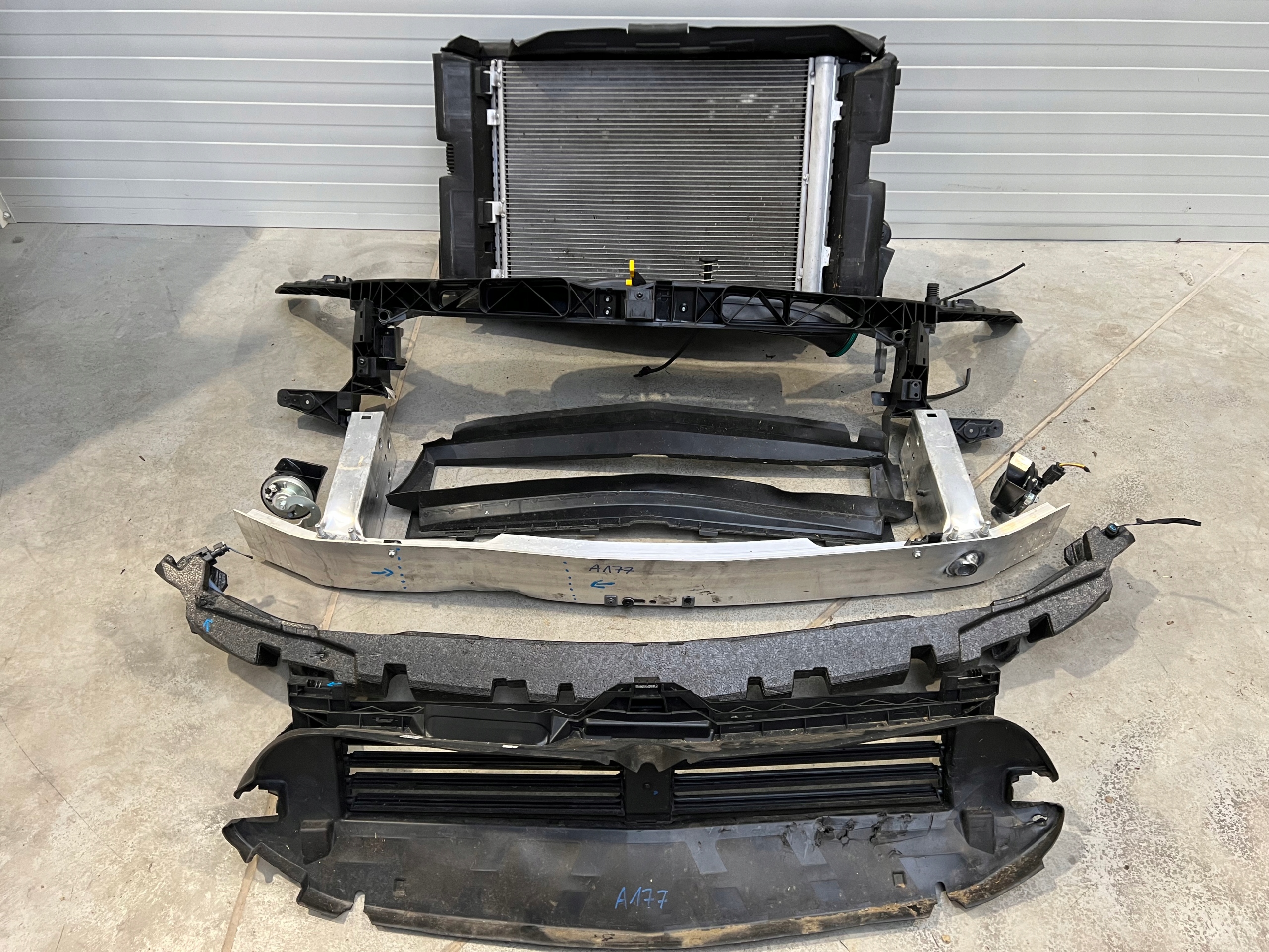 Pas przedni chłodnice Mercedes A-klasa W177 1.3B