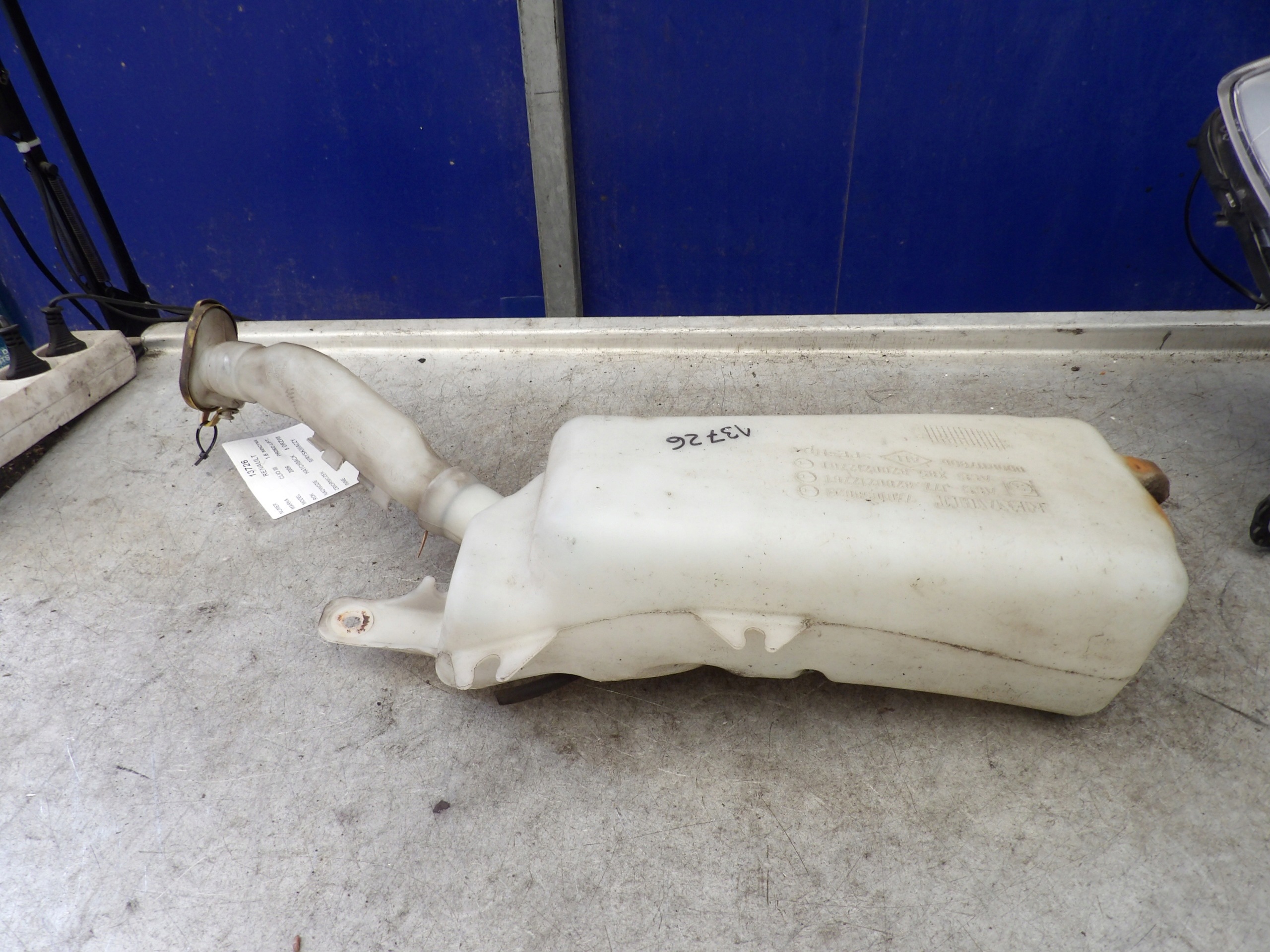 Renault Clio III washer fluid tank