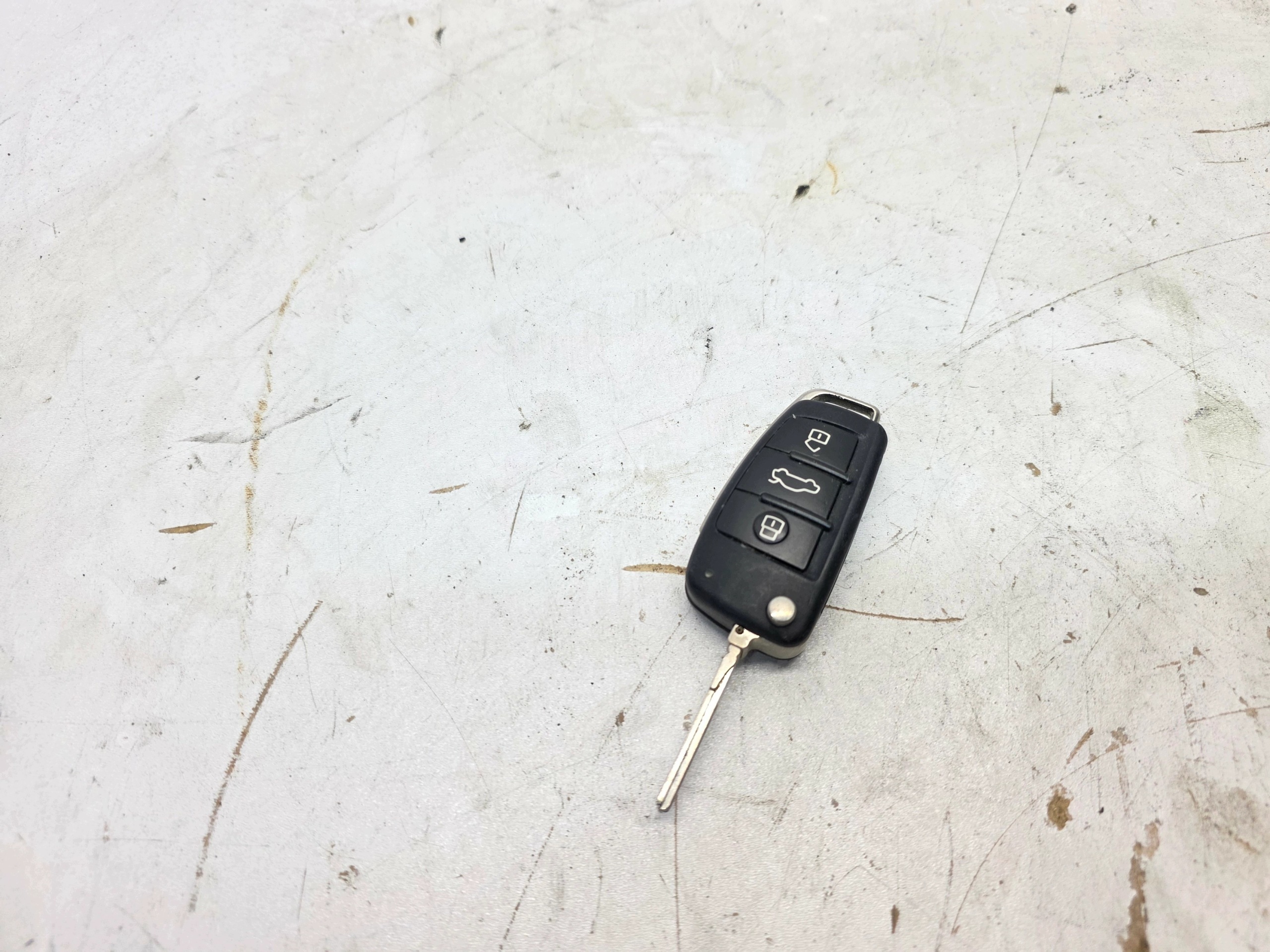 key PILOT SCYZORYK AUDI A1 8X Q3 8U 8X0837220D 5/26