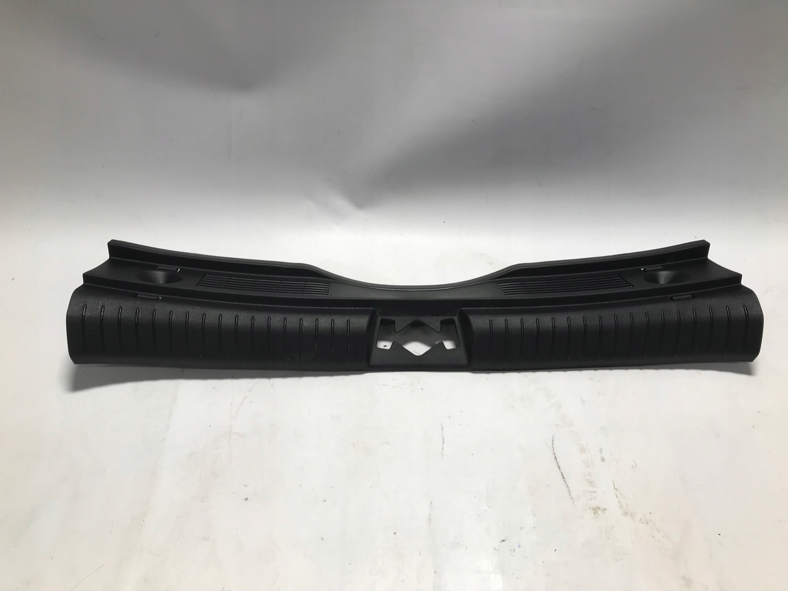 85771-j7100 - НАКЛАДКА ЗАДНЬОГО РЕМЕНЯ KIA CEED III CD 18-