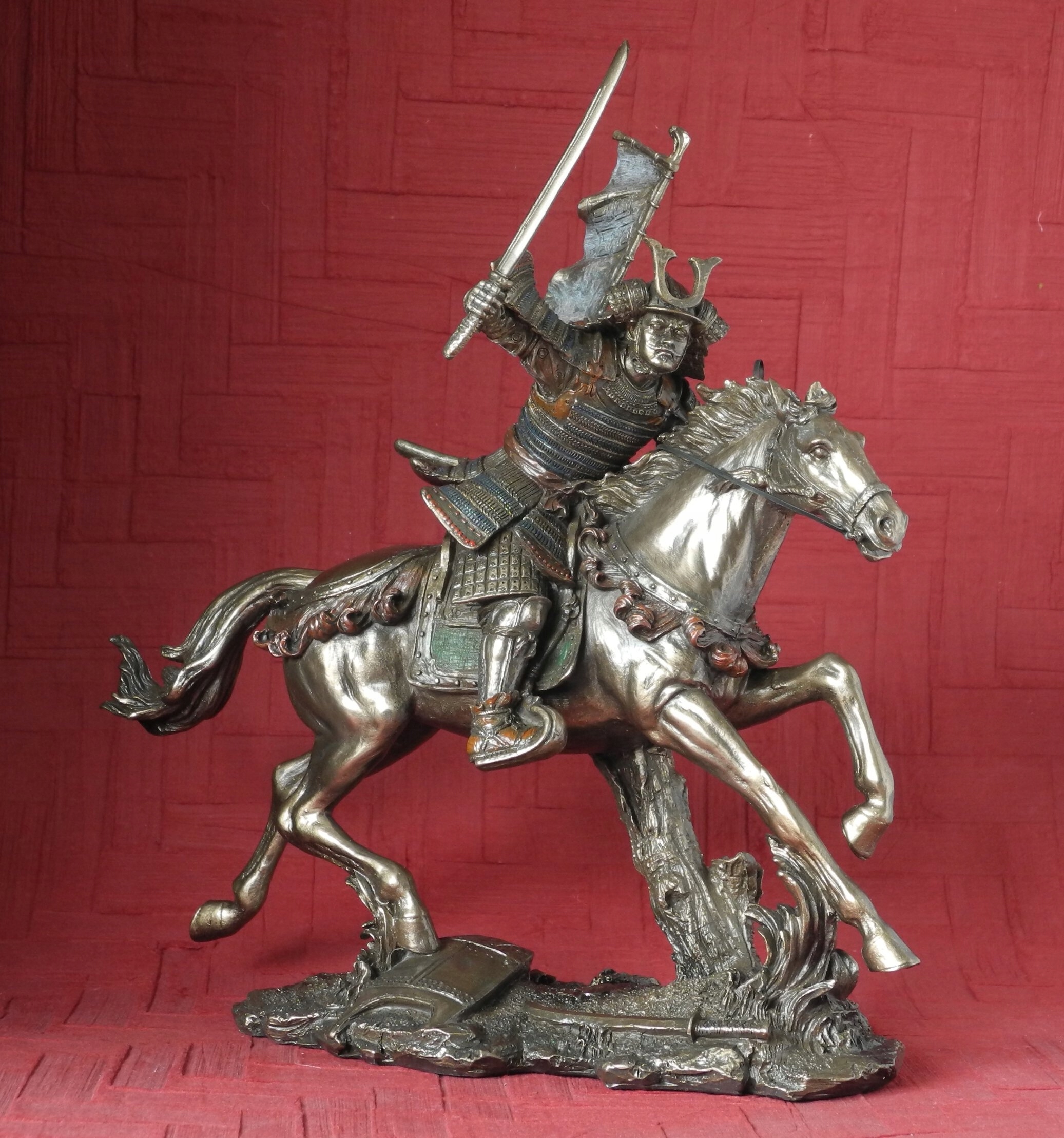 Figurka V Štýle Veronese Samuraj Šaržujúci S Mečom Na Koni Japonsko