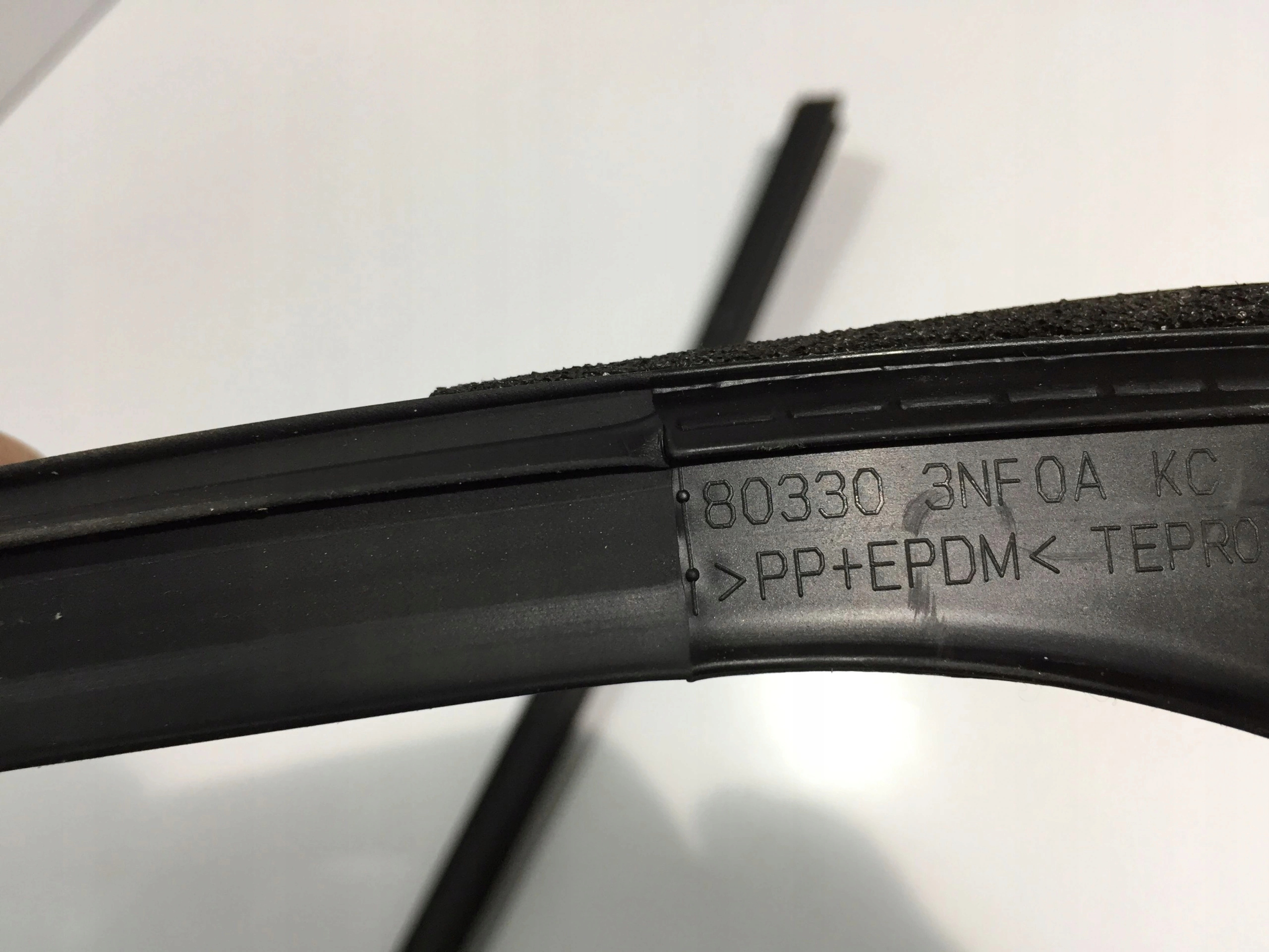 NISSAN LEAF II 2019 USZCZELKA RAMKA DRZWI PRZOD Part number 803313NF0A