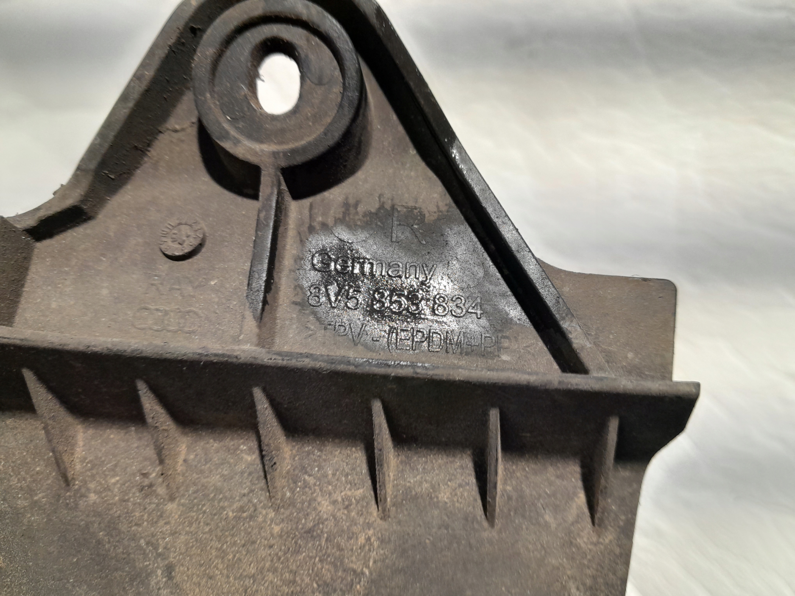 AUDI A3 S3 8V copertura GREMBIALINA parafango paraspruzzo 8V5853834