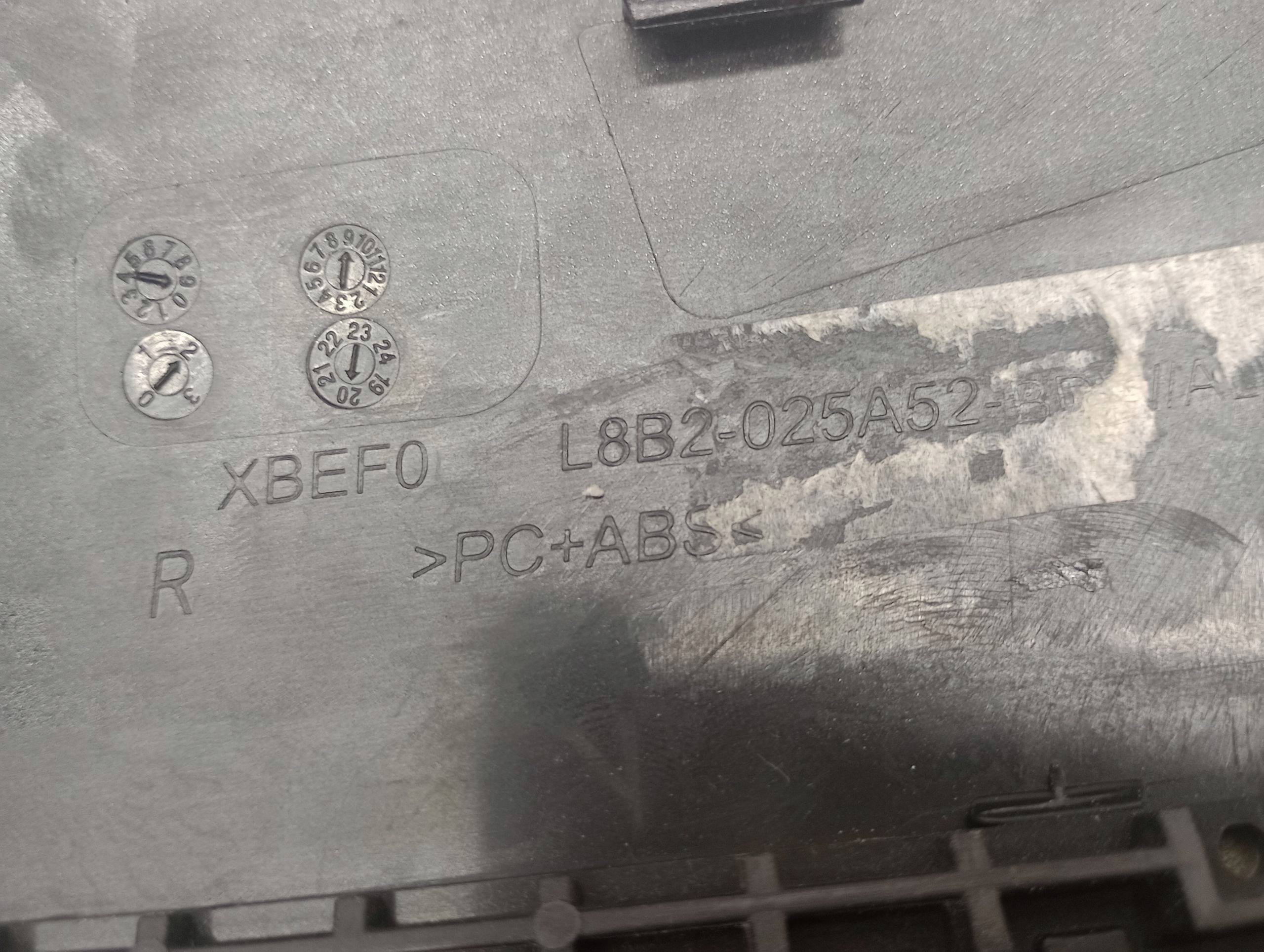 PRAWA OSŁONA LISTWA SŁUPKA LAND DEFENDER L663 Producent części Land Rover OE