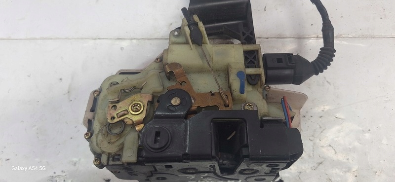 lock door VW PASSAT 01- left rear part 117666104