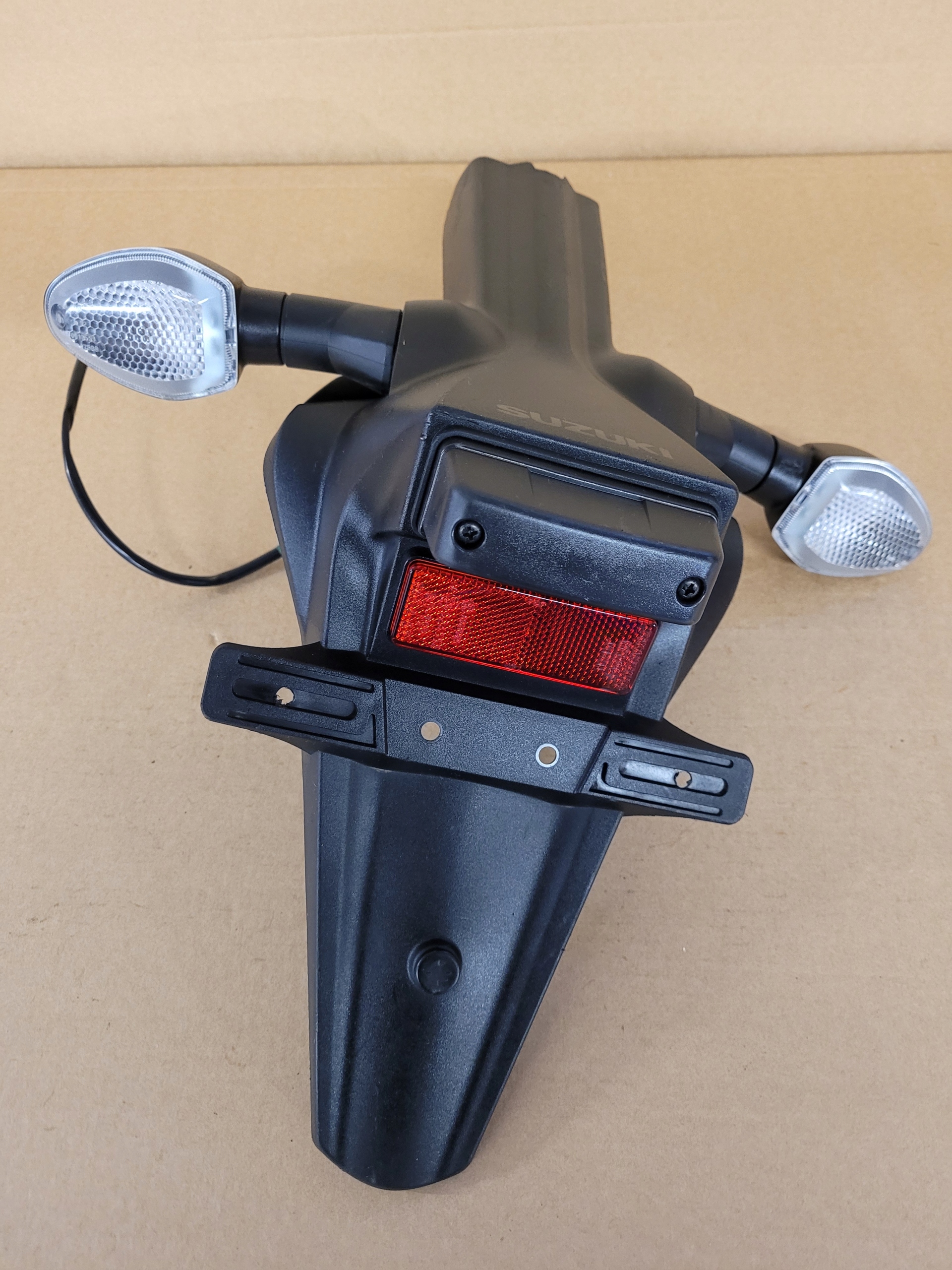 Suzuki GSX-S 1000 крепление на крыло