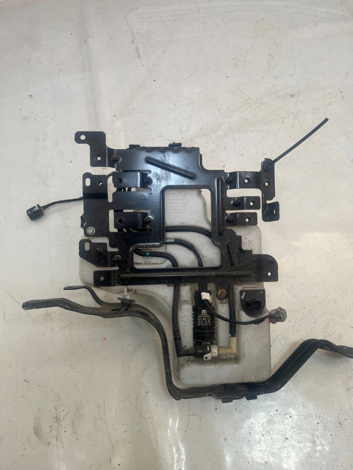 WRANGLER JL бачок омывателя 68293018AE