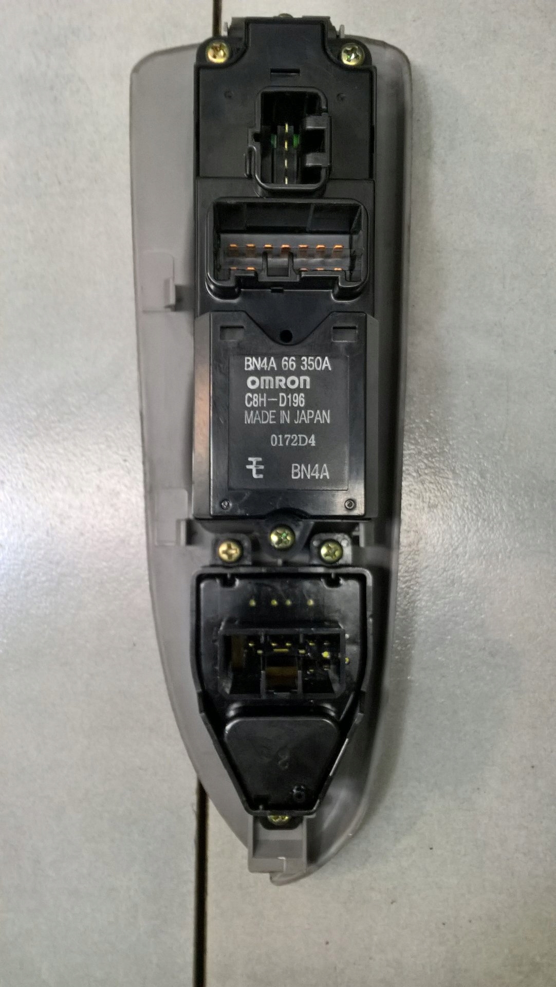 PANEL okna levý předek MAZDA 323F BJ BN4A66350A