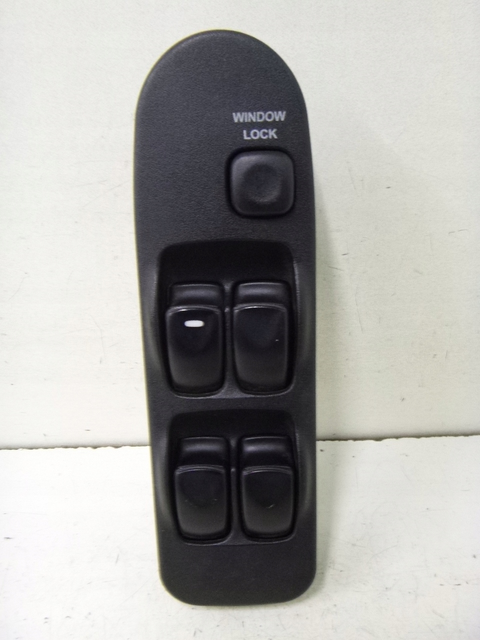 BOUTON PANEL VITRE MITSUBISHI CARISMA 96R.