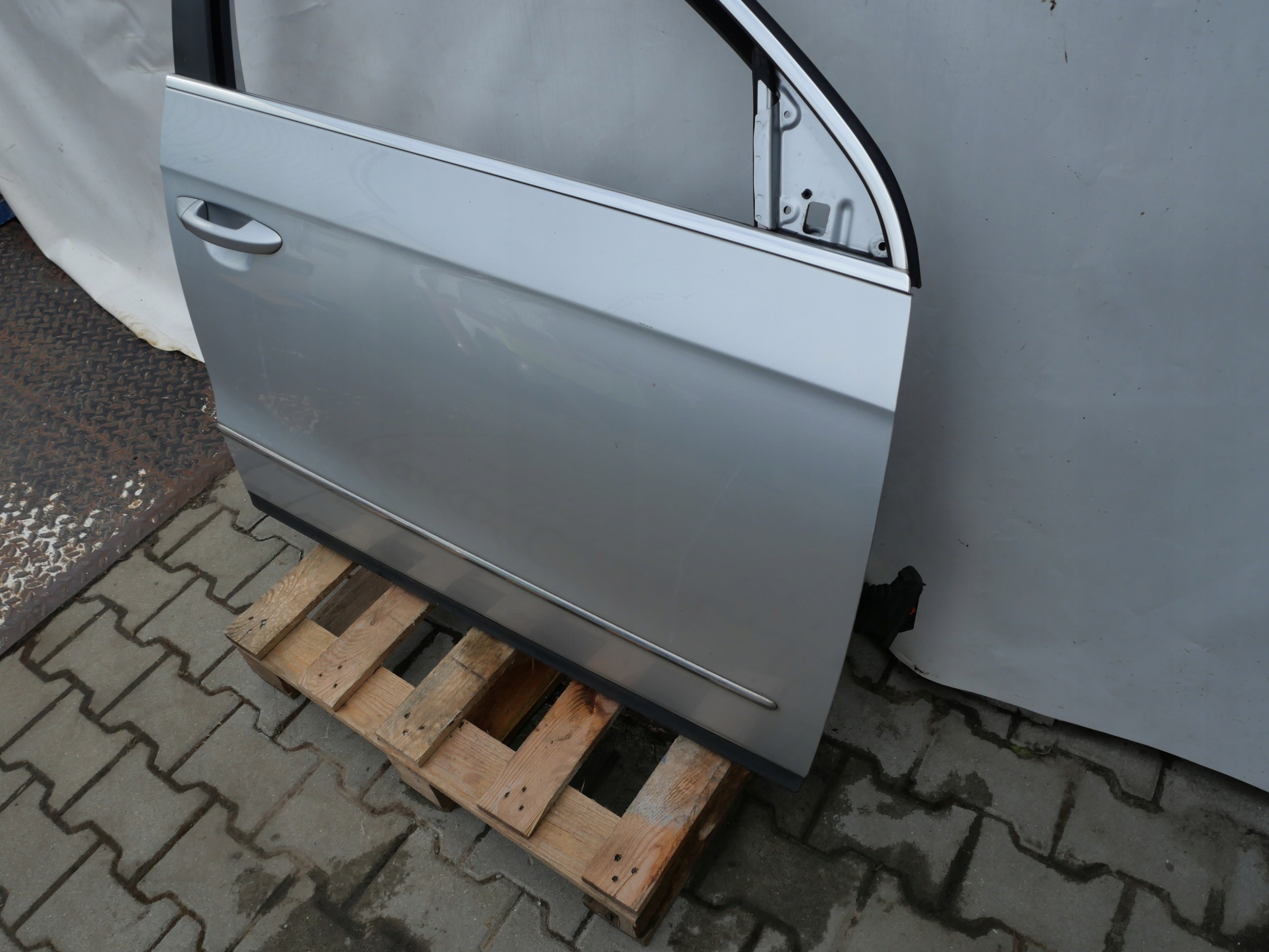 VW PASSAT B6 předek pravé dveře