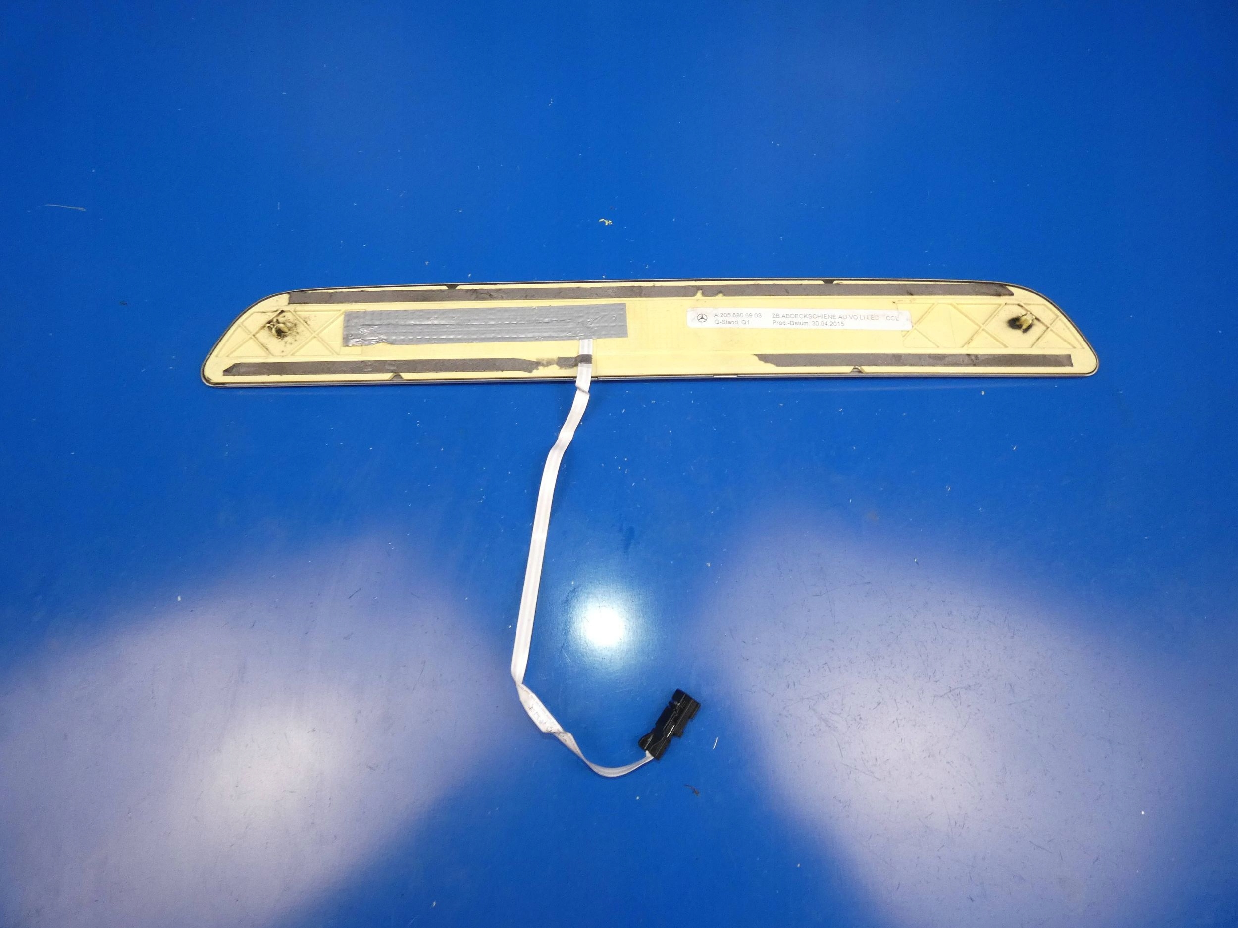MERCEDES C KLASA W205 moulding threshold inner left front PODSWIETLANA