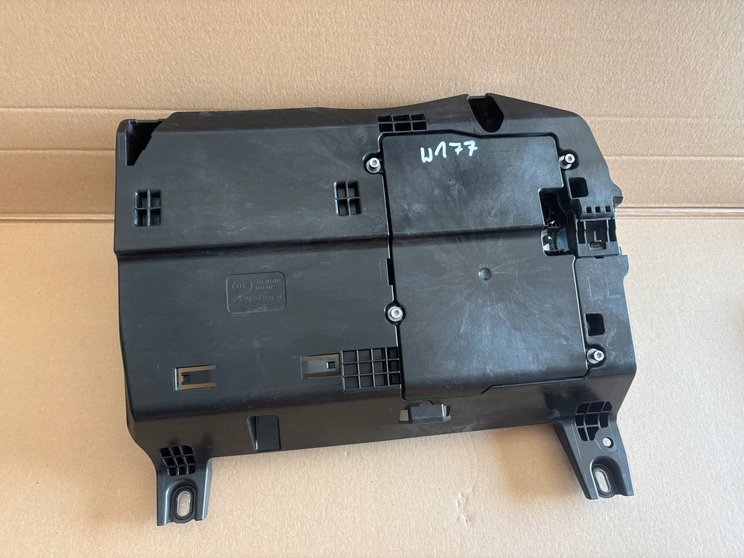 MERCEDES A class W177 fuse box A2475402406