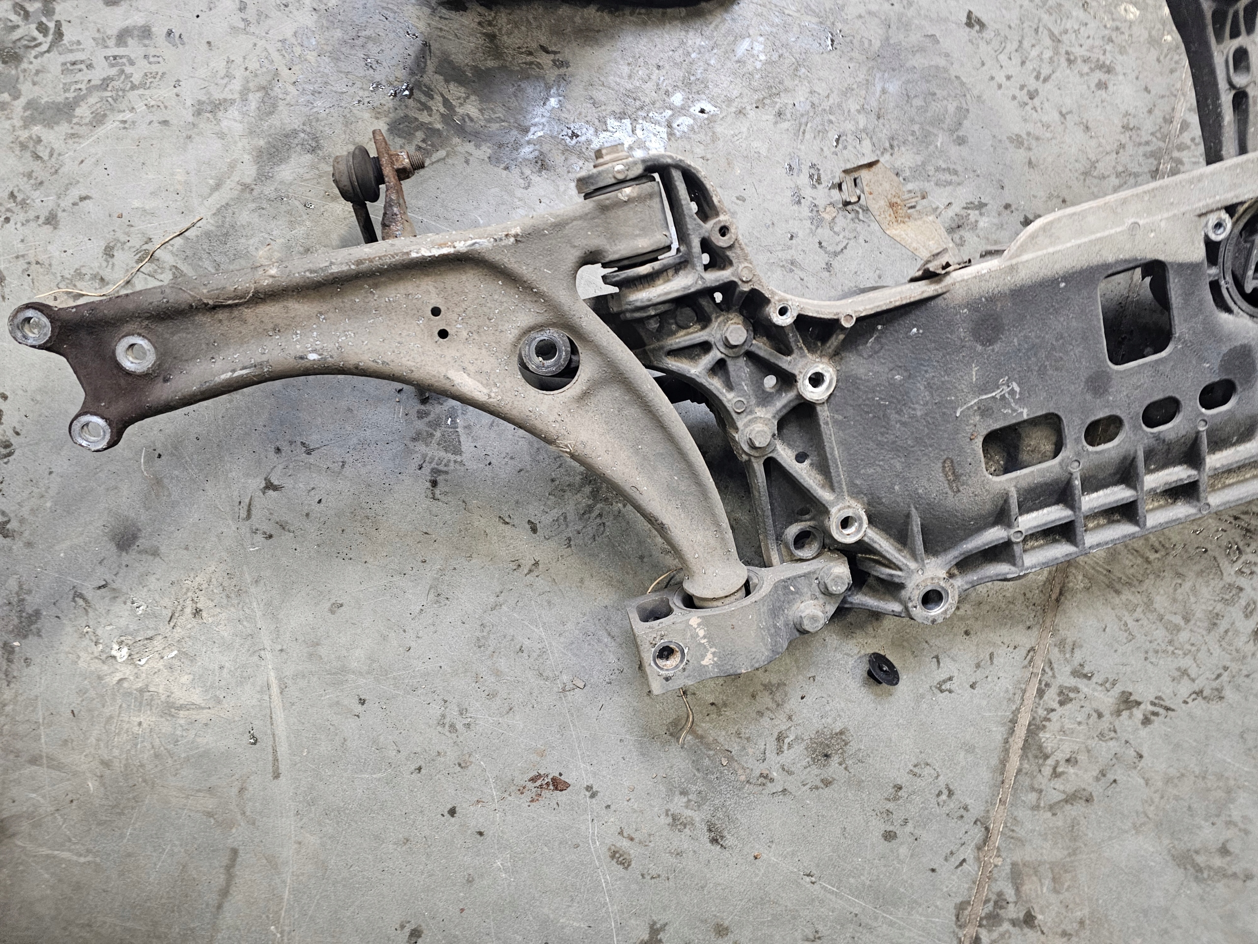 VW PASSAT B7 10-14r axle beam subframe of the engine front 7N0199369A