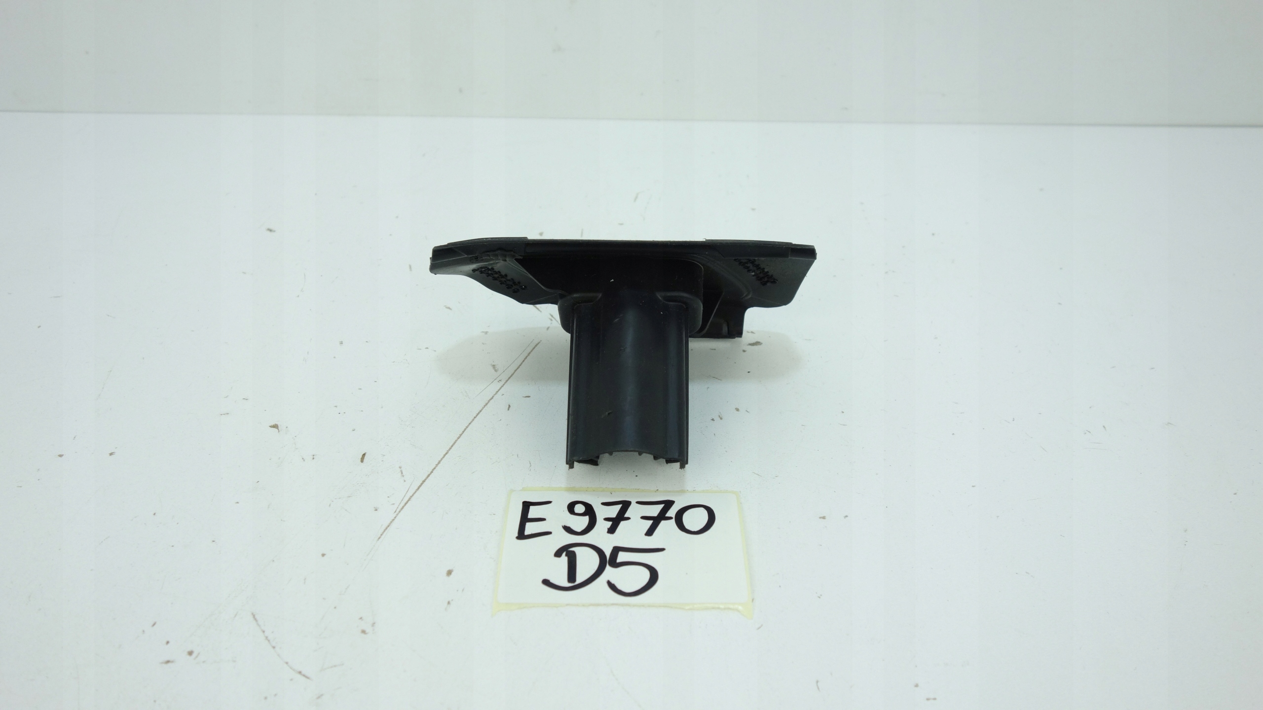 SKODA SUPERB III 2015- Halter der Spritzdüse links 3V0807941A