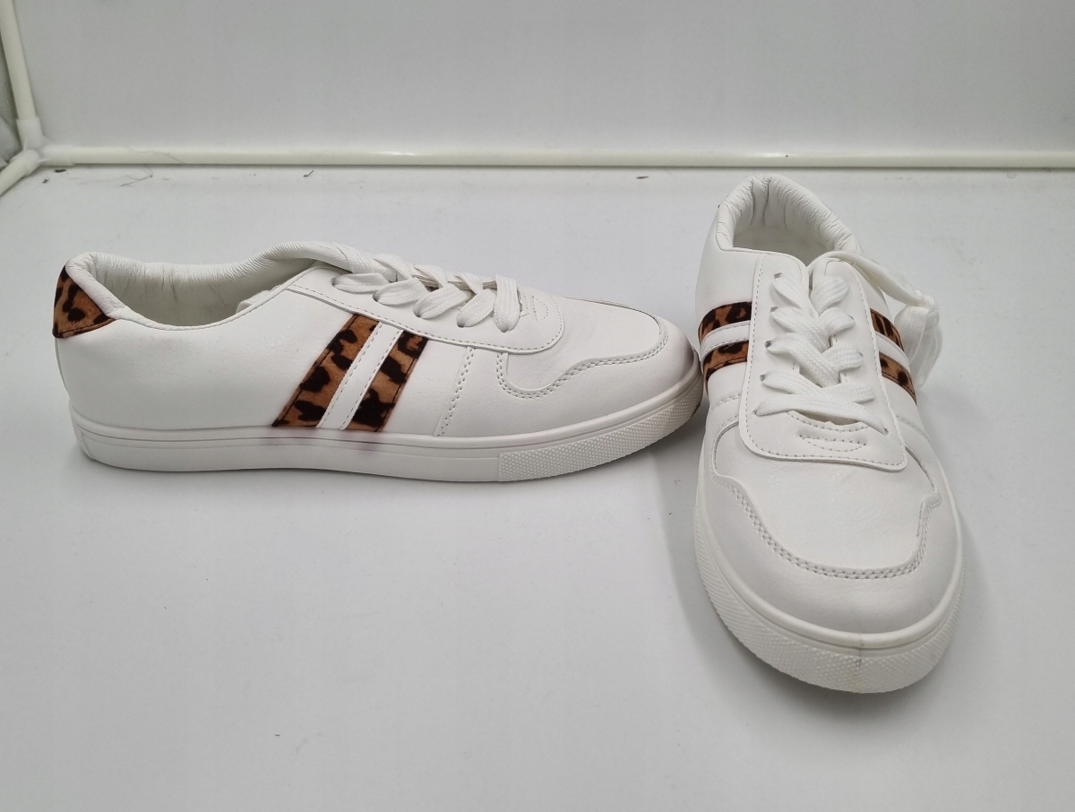 PÓŁBUTY DAMSKIE IMITACJA SKÓRY BIAŁWE WZÓR SZNUROWANE 41 601