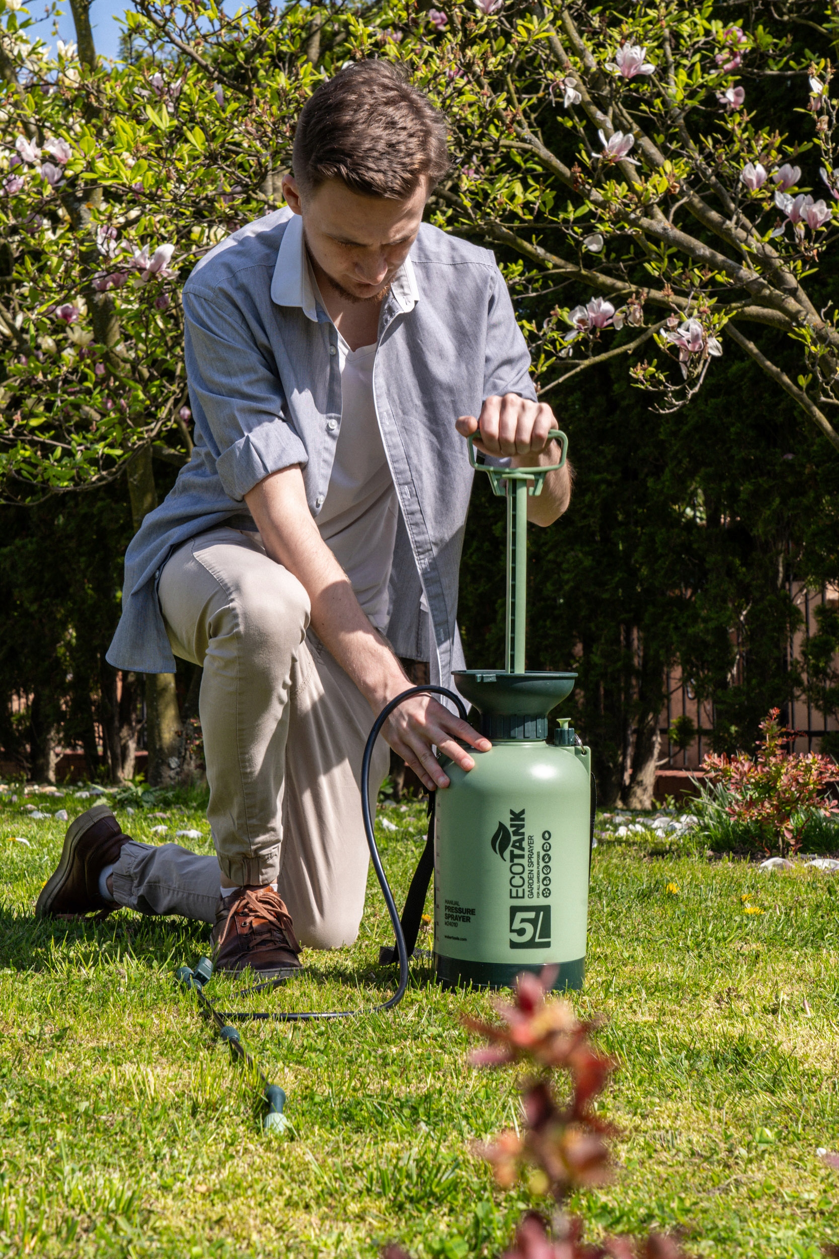 RĘCZNY OPRYSKIWACZ CIŚNIENIOWY DUŻY POJEMNOŚĆ 5L REGULACJA DYSZY LANCA 98CM Waga produktu z opakowaniem jednostkowym 1.3 kg