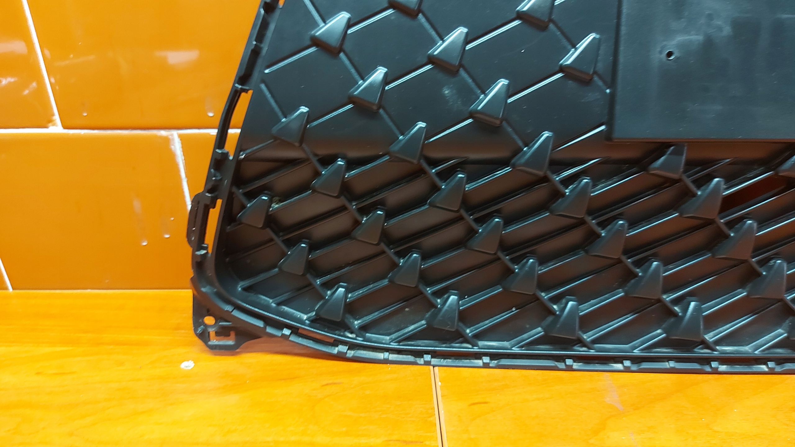 grid of a bumper central front front TOYOTA AYGO X 22