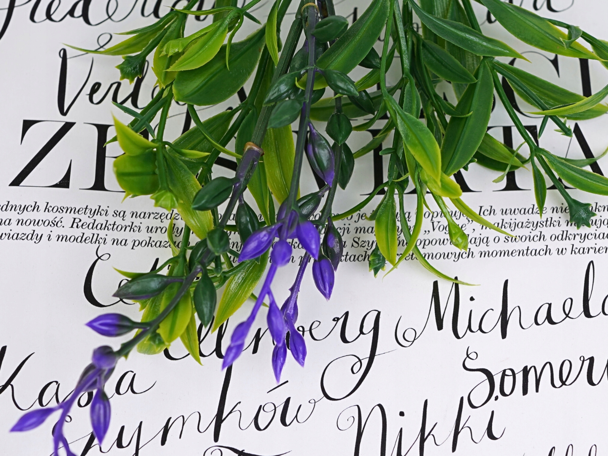 SZTUCZNE KWIATY RUSKUS GAŁĄZKA LIŚCI ZIELONYCH NA STROIK FIOLETOWA 56cm Kolor fioletowy