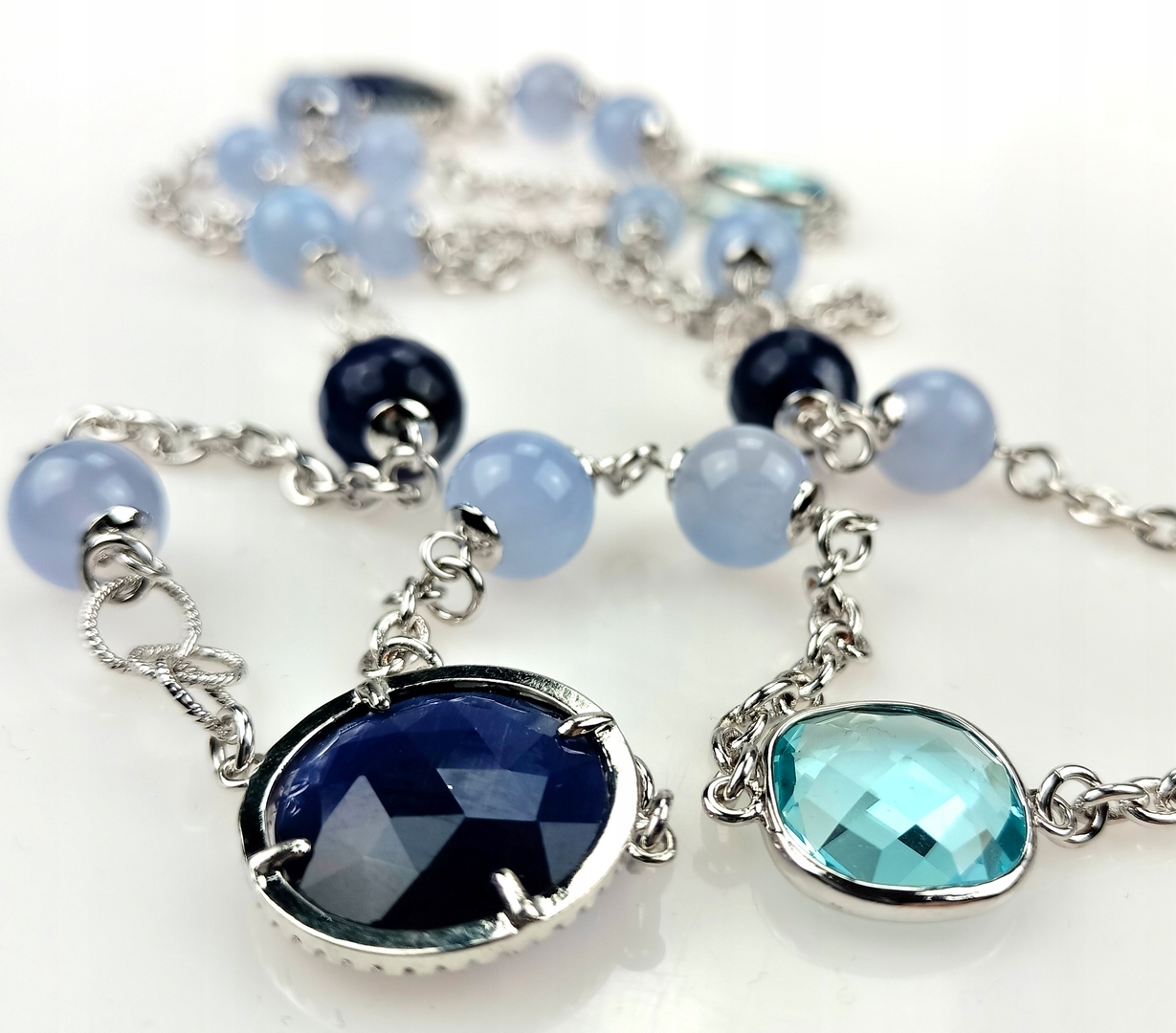 PIĘKNY, BŁYSZCZĄCY ŁAŃCUSZEK Z KAMIENIAMI DZIEŃ MAMY DLA KOBIET Cechy bez zapięcia nie zawiera niklu występuje w komplecie