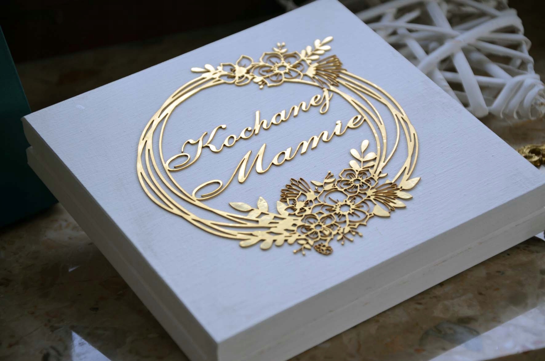 BIAŁE ZAPROSZENIA DLA RODZICÓW W PUDEŁKU Szerokość produktu 15 cm