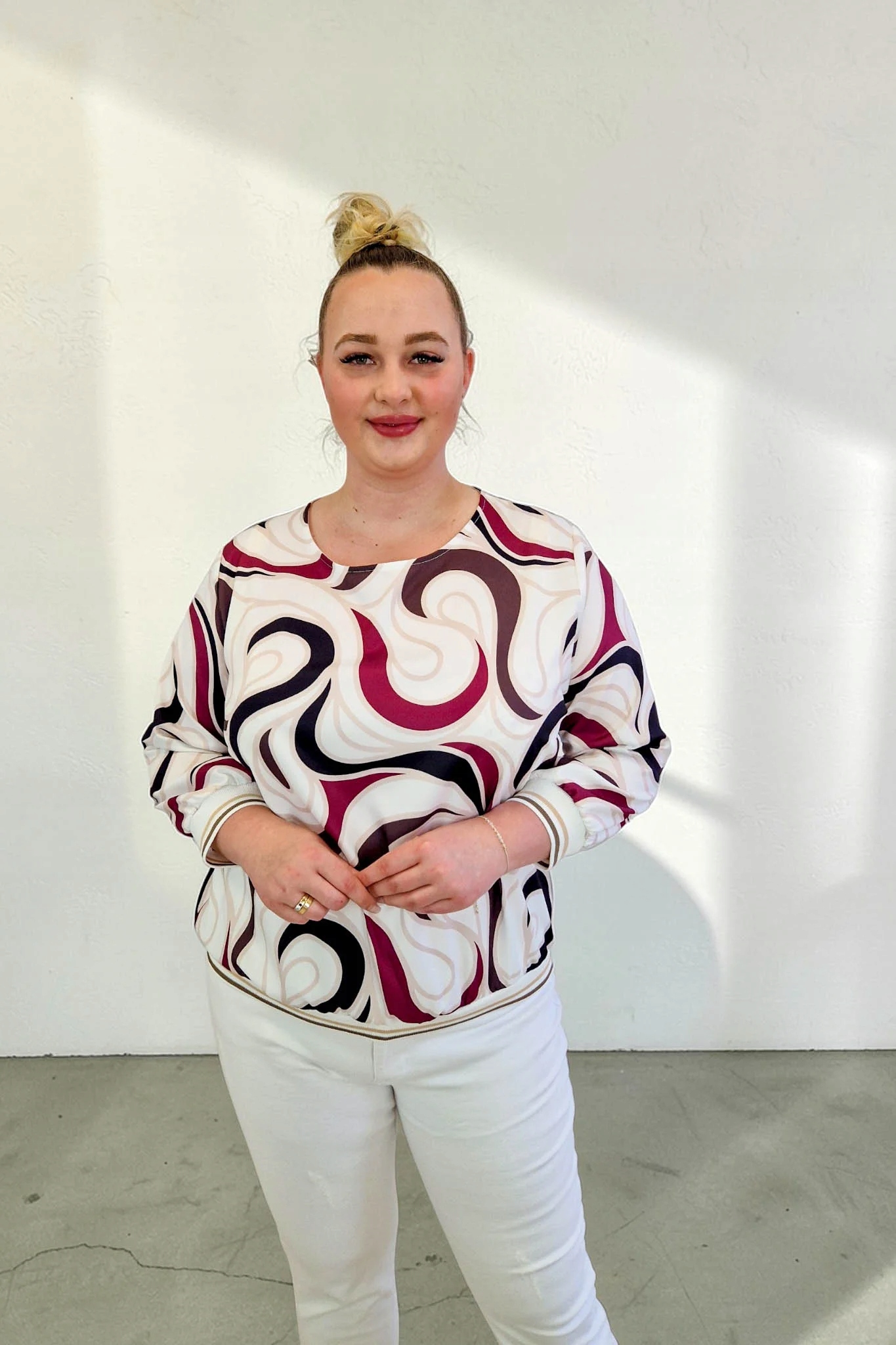 Elegantní dámská halenka se stahovací šňůrkou Bílá Bordově hnědá 44