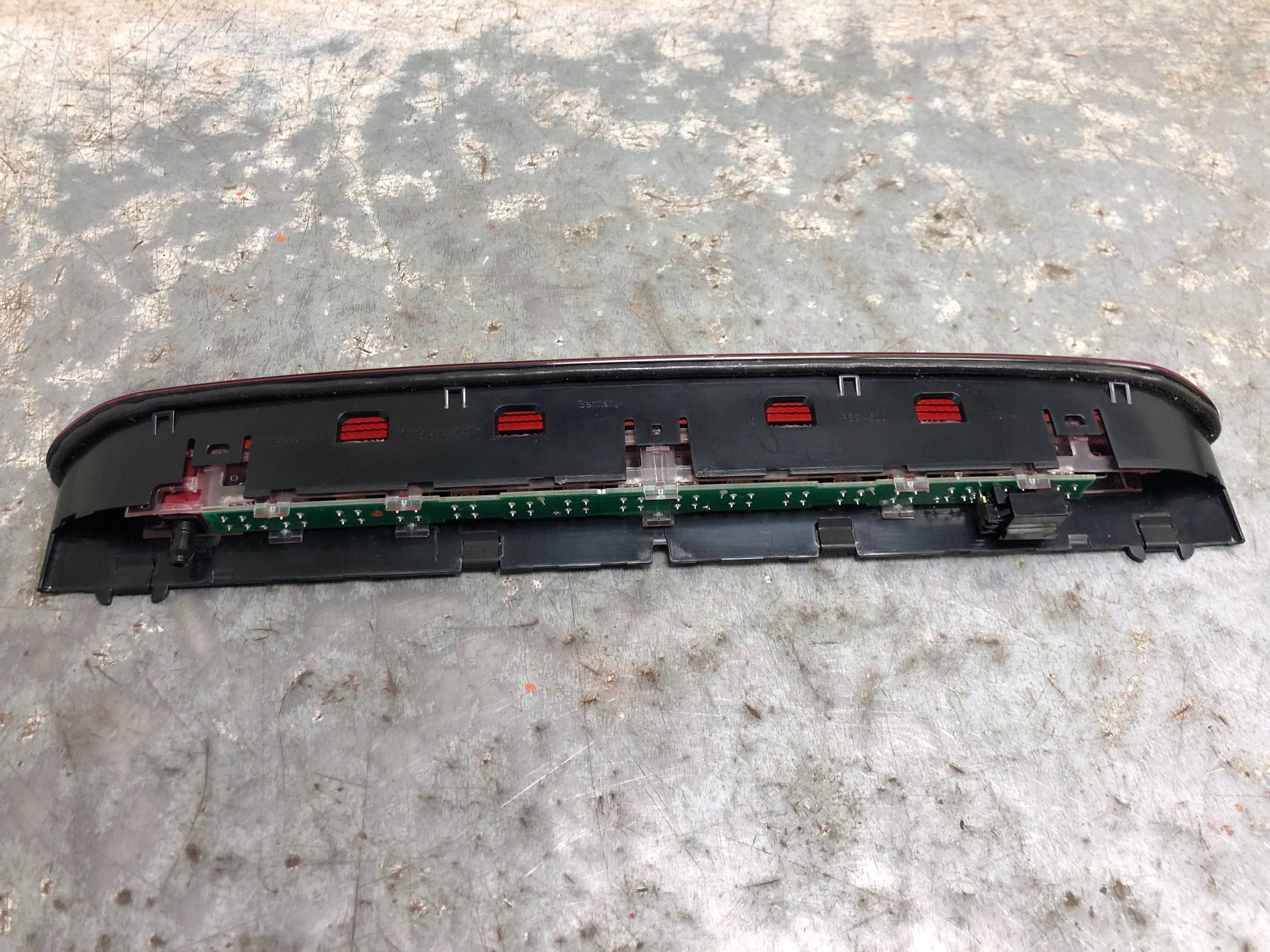 TRZECIE light STOP VW GOLF VII 5G0945087B