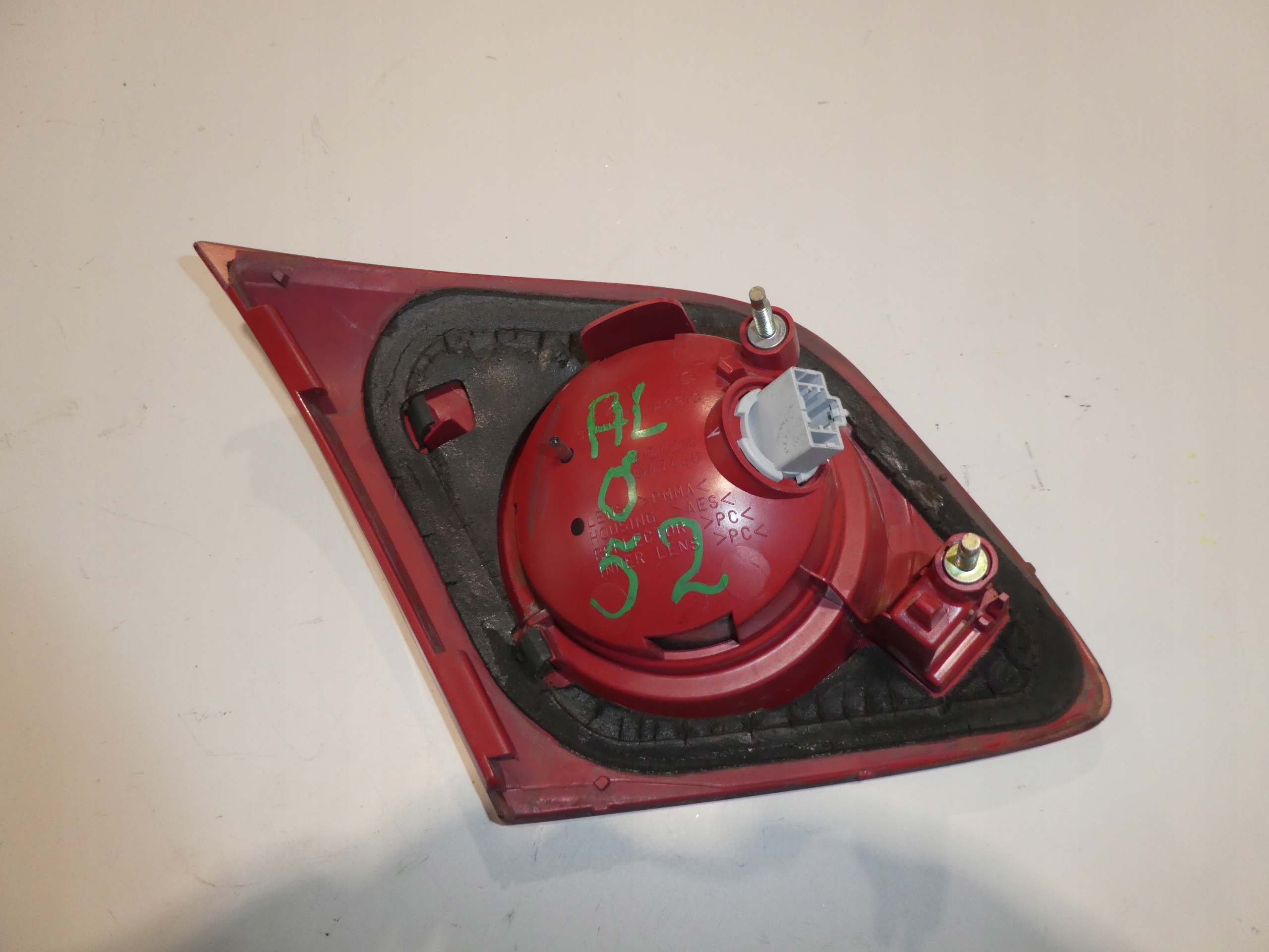 MAZDA 3 BK light right rear part to the bonnet P2513R