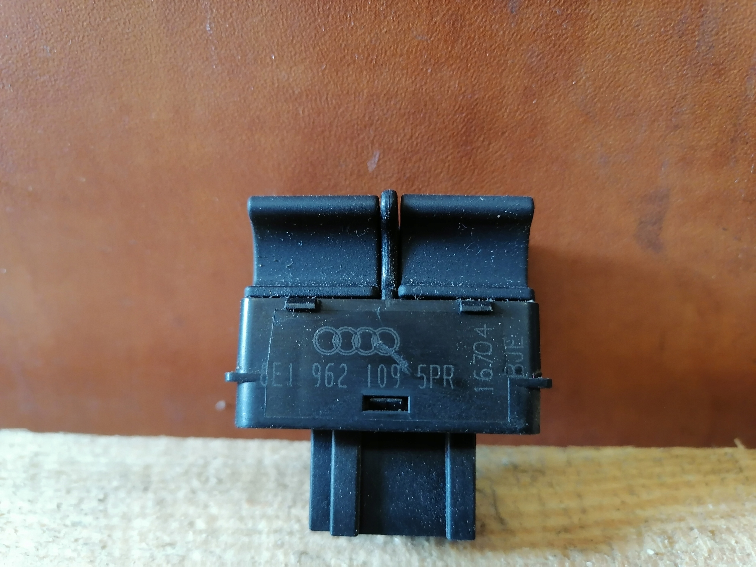 AUDI A4 B7 04-07 switch ALARMU 8E1962109
